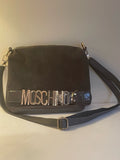 Vacker chick damhandväska i skinn från Moschino i fint skick.