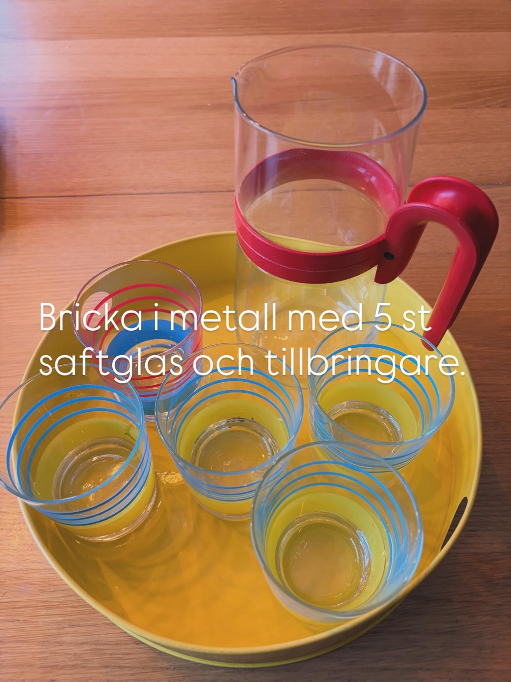 Jättecharmig somrig bricka med tillbringare och fem glas.