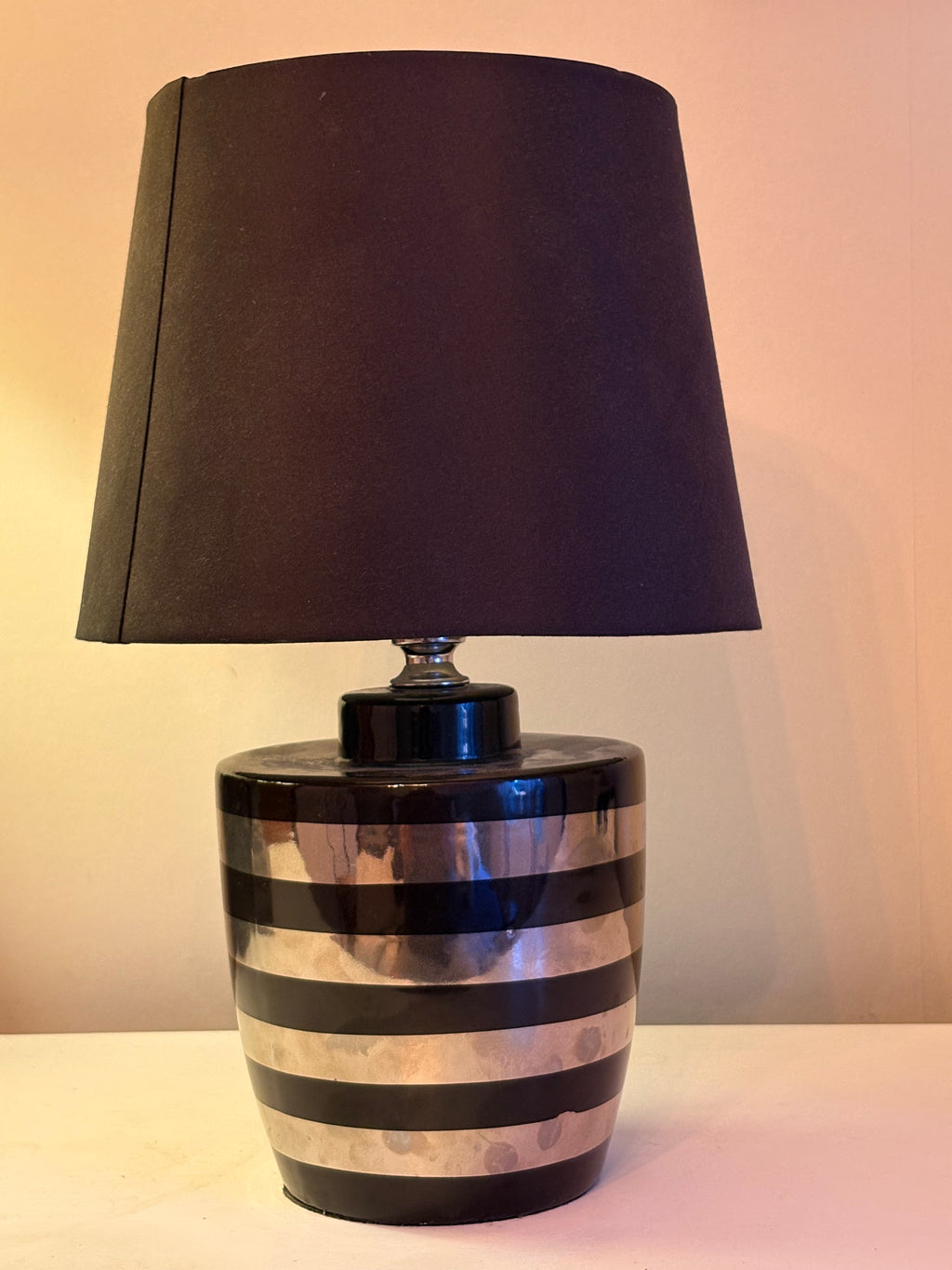 Vacker retro  bordslampa i porslin från Norska Scanlamps