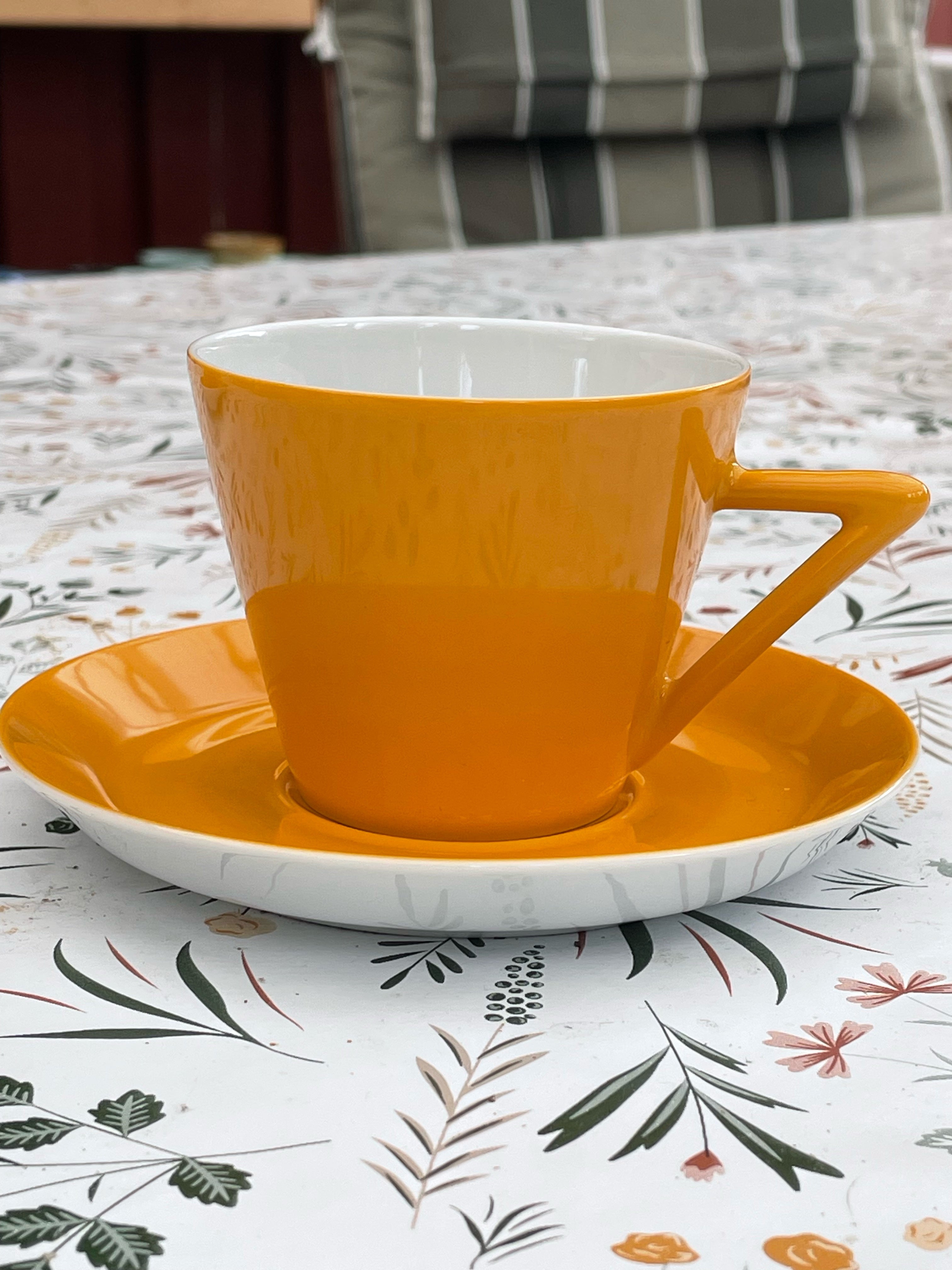 Sju st vackra koppar och fat i en tidlös design och senapsgul färg.