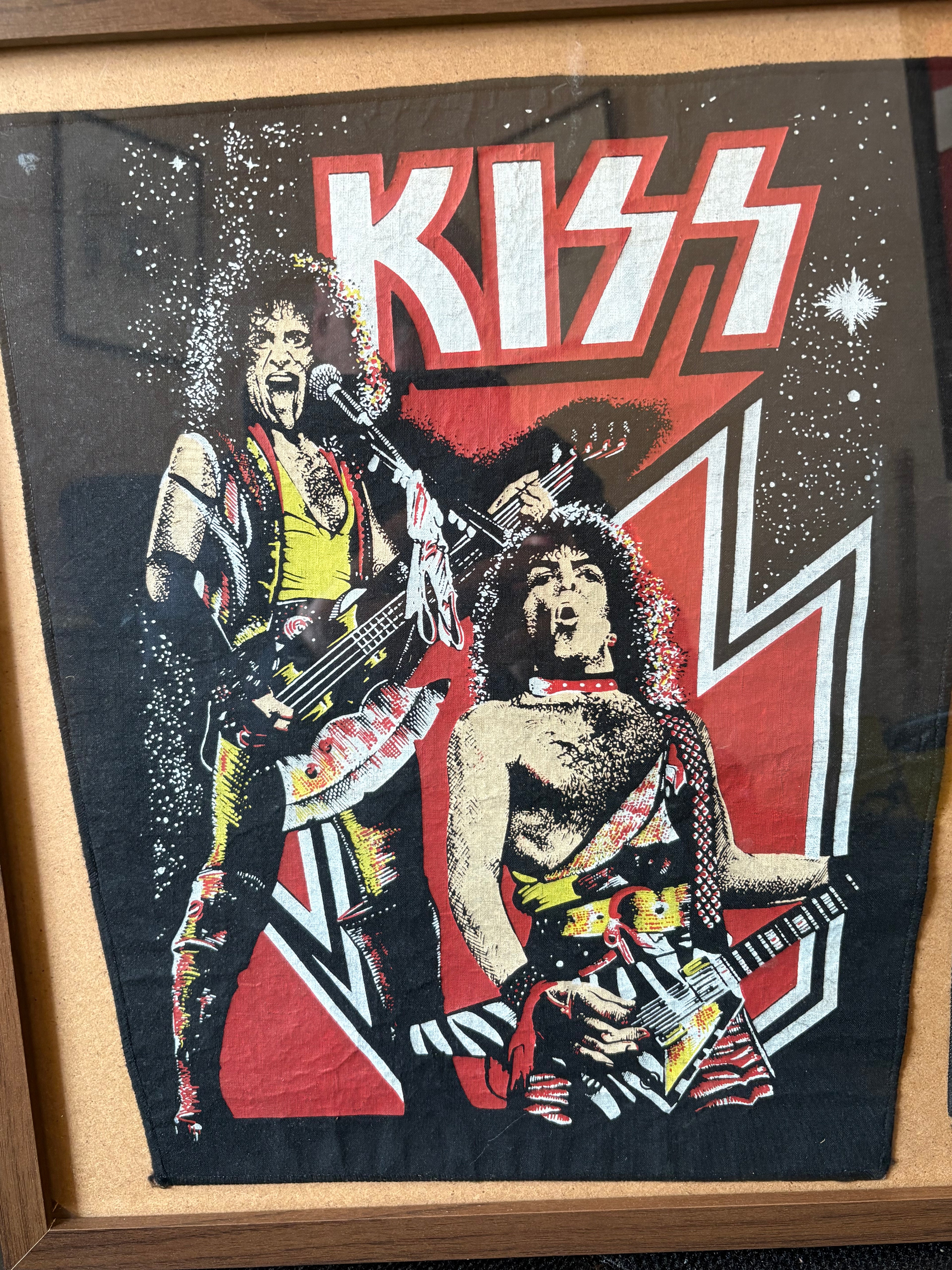Ett stort original vintage patch märke  i tyg på ”KISS”.