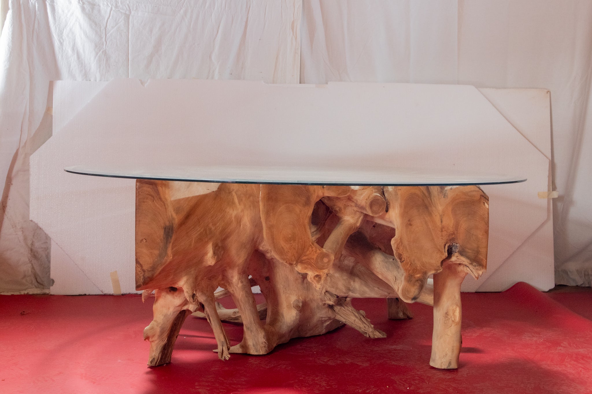 Vackra och unika teak rot bord med valfri glasskiva. Teak rotens stl är från typiska vardagsrums bord till större middagsbord.