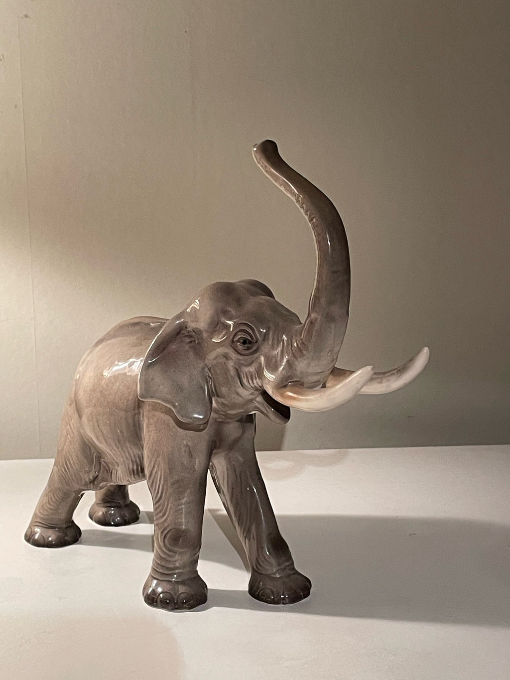 Vacker vintage elefant statyett i mycket fint skick.