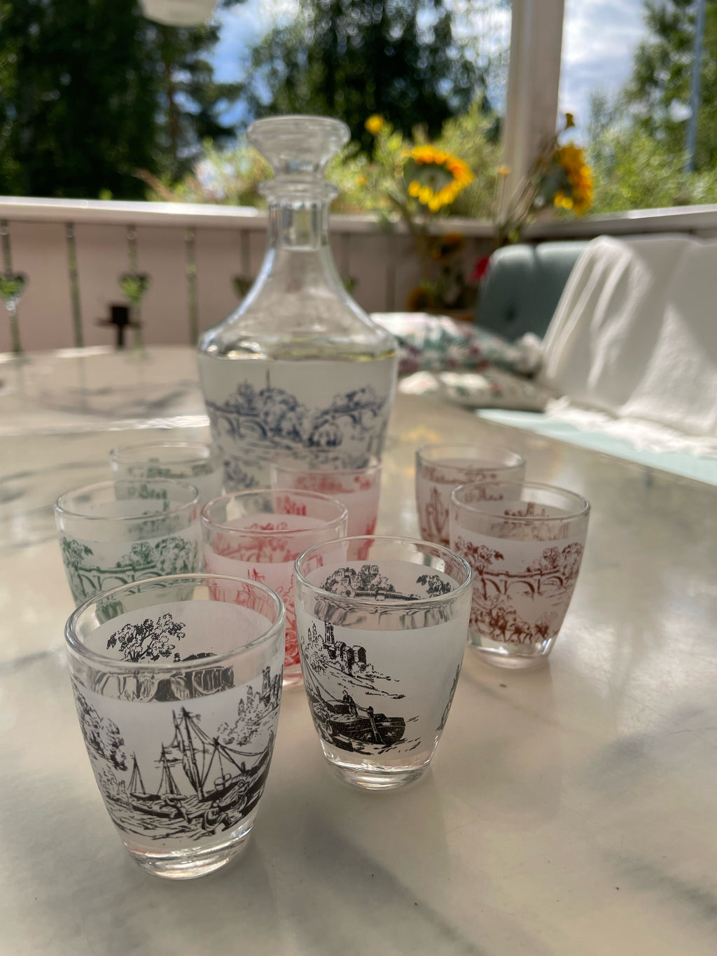 Åtta st vintage nubbe glas med karaff 1960 tal i nyskick.