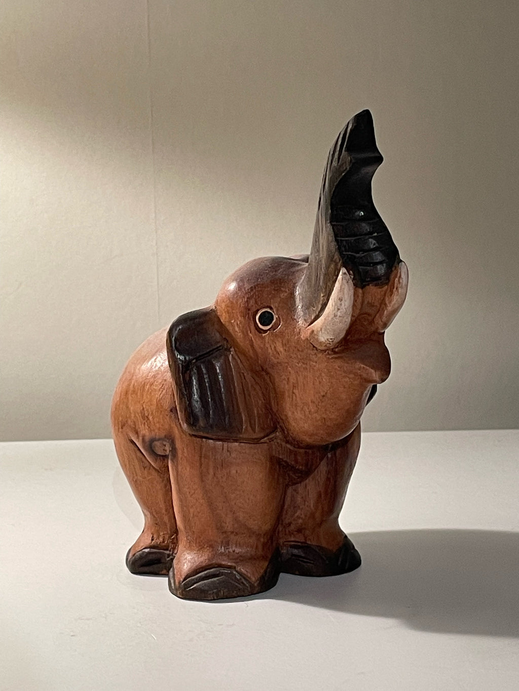 Fin vintage elefant figurin i trä i nyskick.