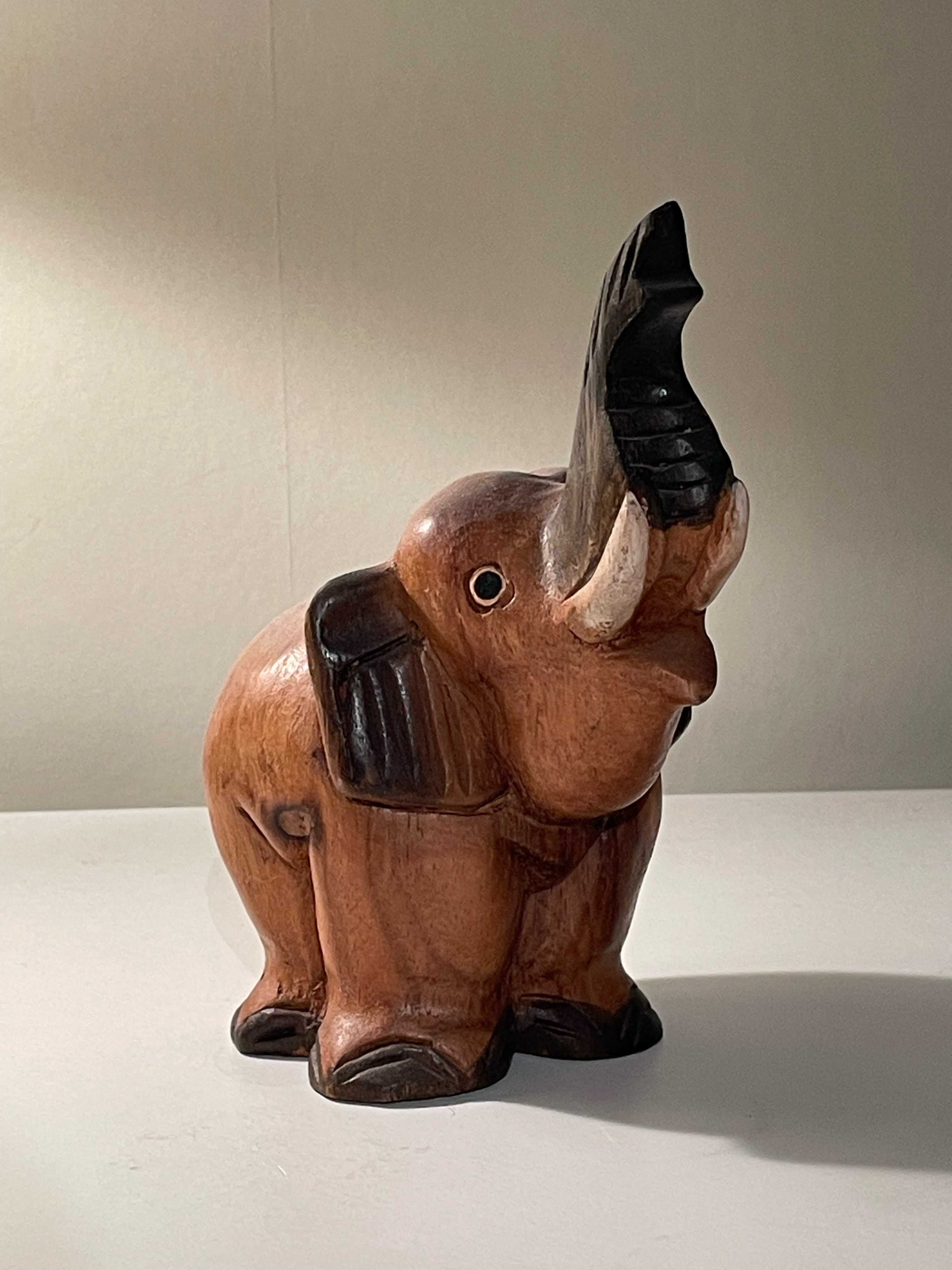 Fin vintage elefant figurin i trä i nyskick.