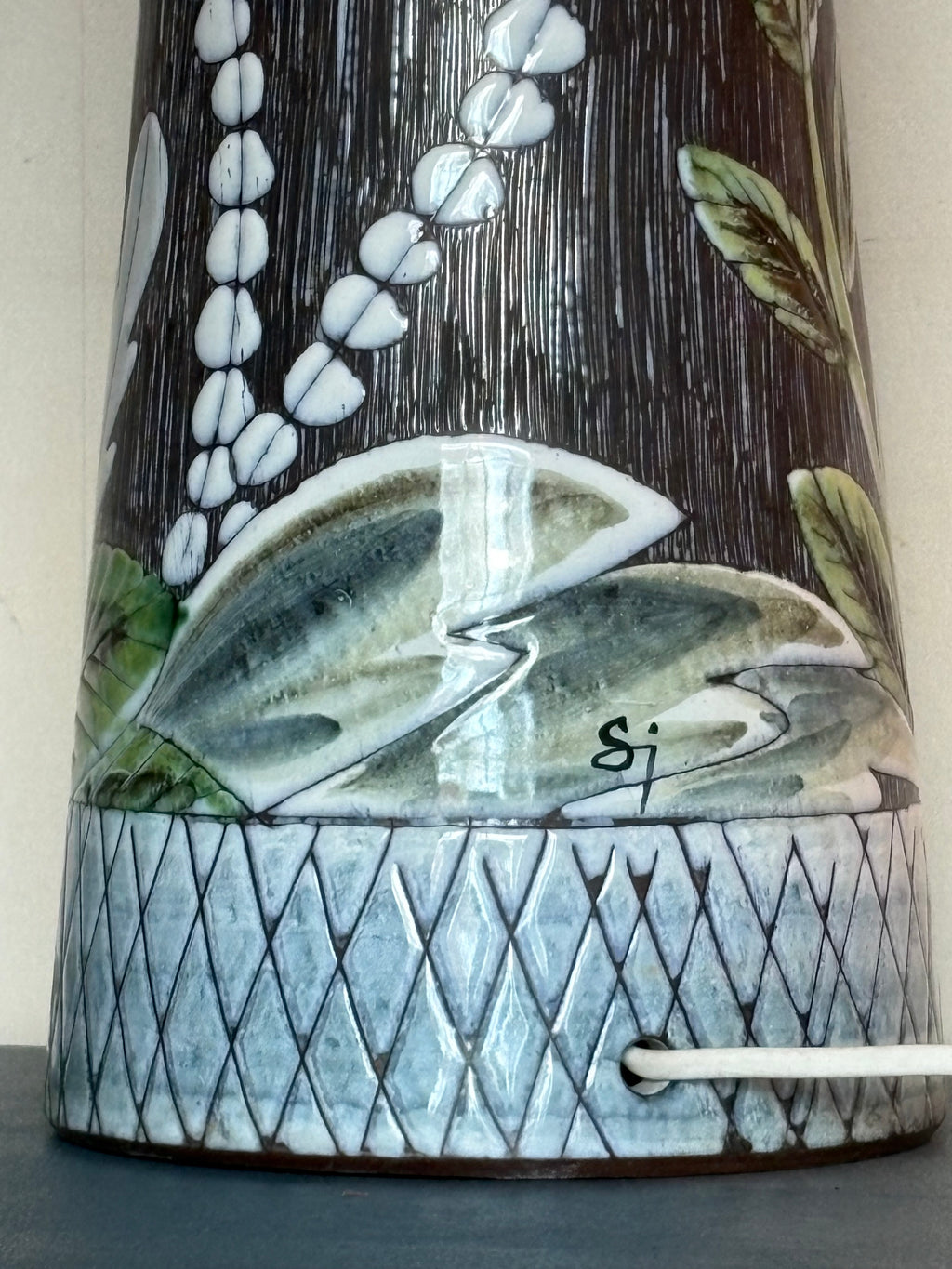 Stor vacker bordslampa 1950 tal, ca 60 cm hög. Signatur Sj.