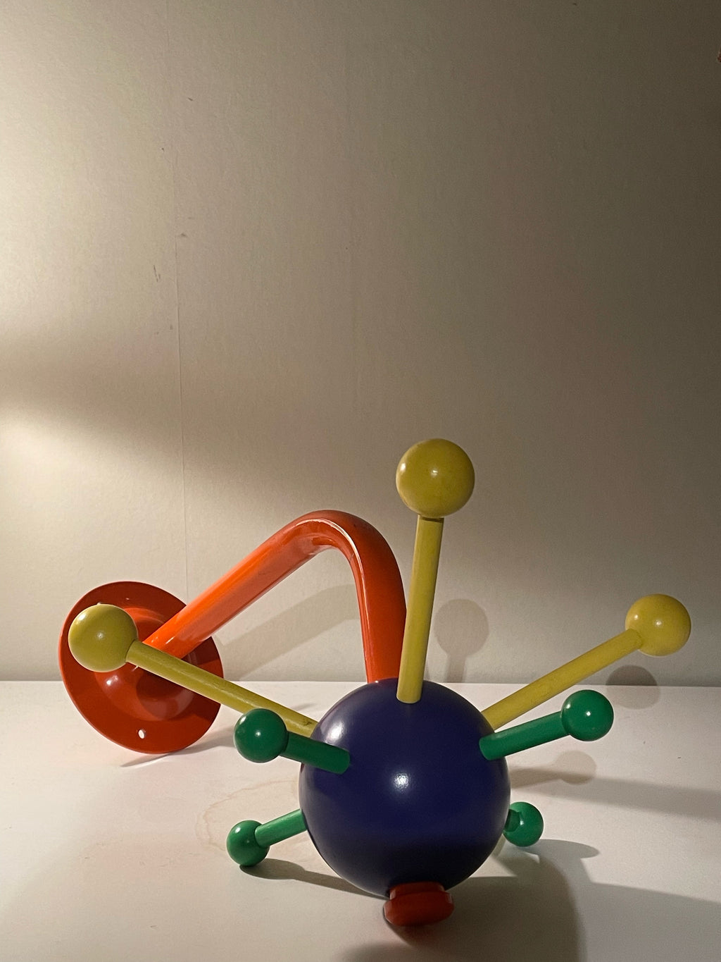 Snygga coola vintage klädhängaren ” Sputnik” från IKEA i nyskick.