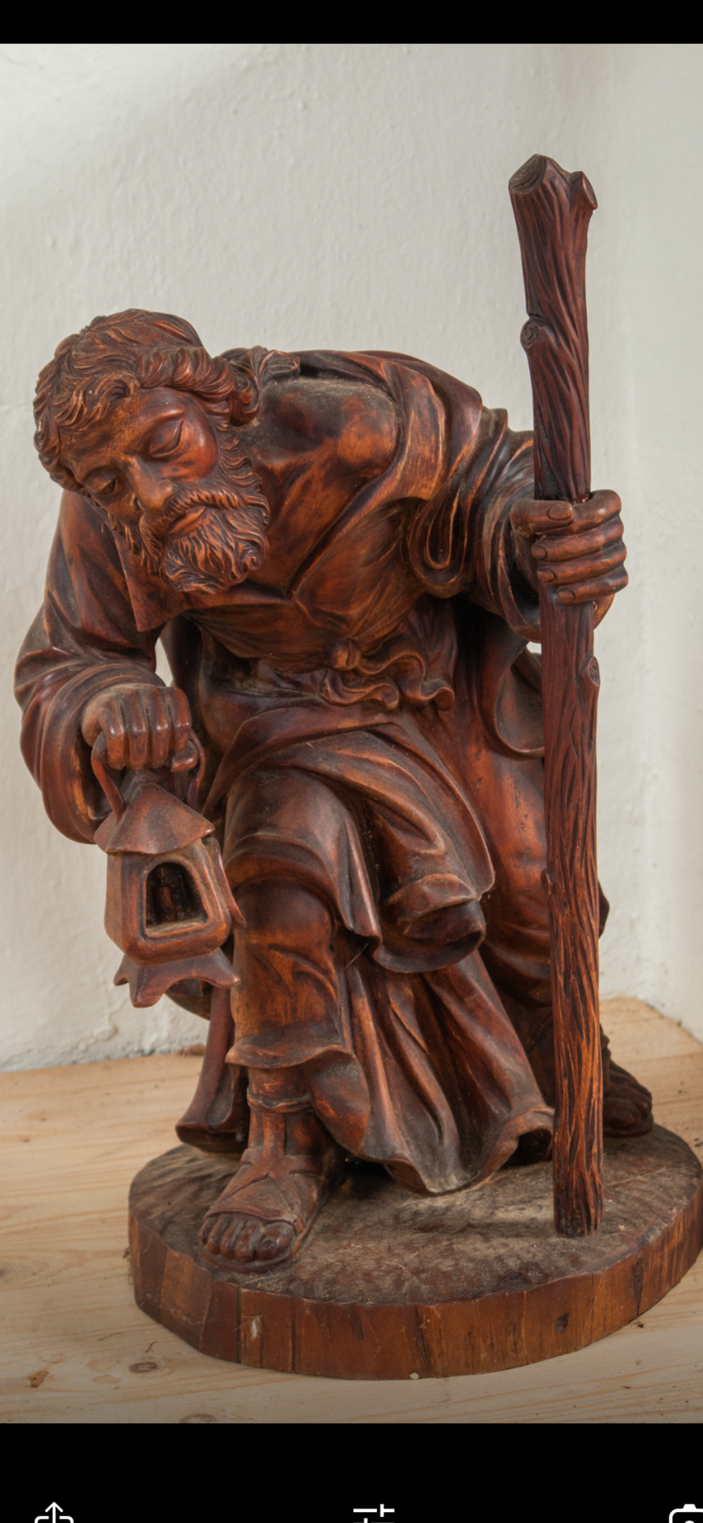 Vacker trästaty, otroligt vackert handarbete, ca 60 cm hög.