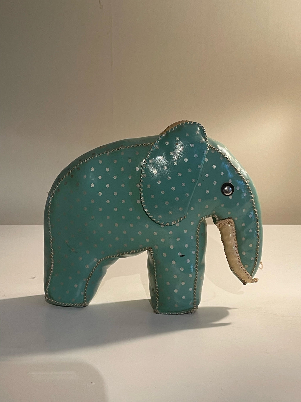 Vintage leksak 1950 tal. En fin elefant sydd utav vaxduk. Riktig ” folkart”