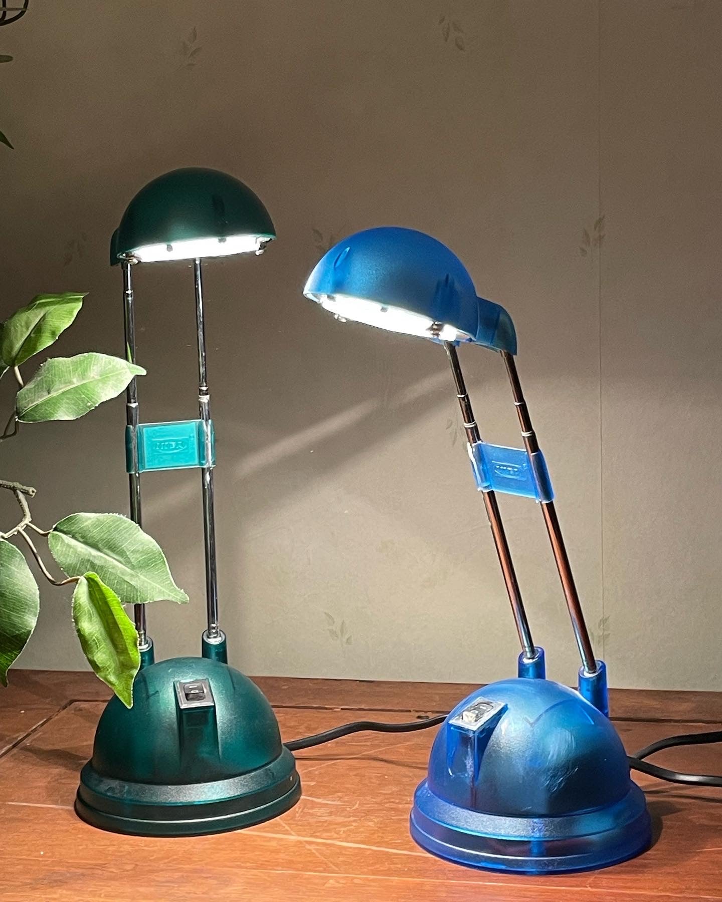 Två st retro skrivbordslampor från Ikea 1980 tal med halogen lampa.