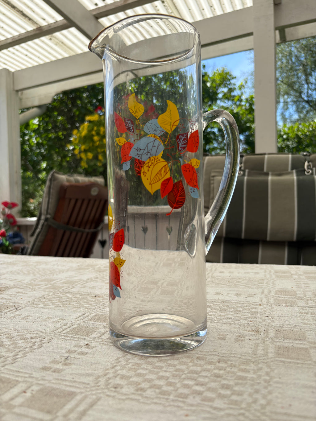 Hög smal tillbringare i glas 1950 tal vackert dekorerad.