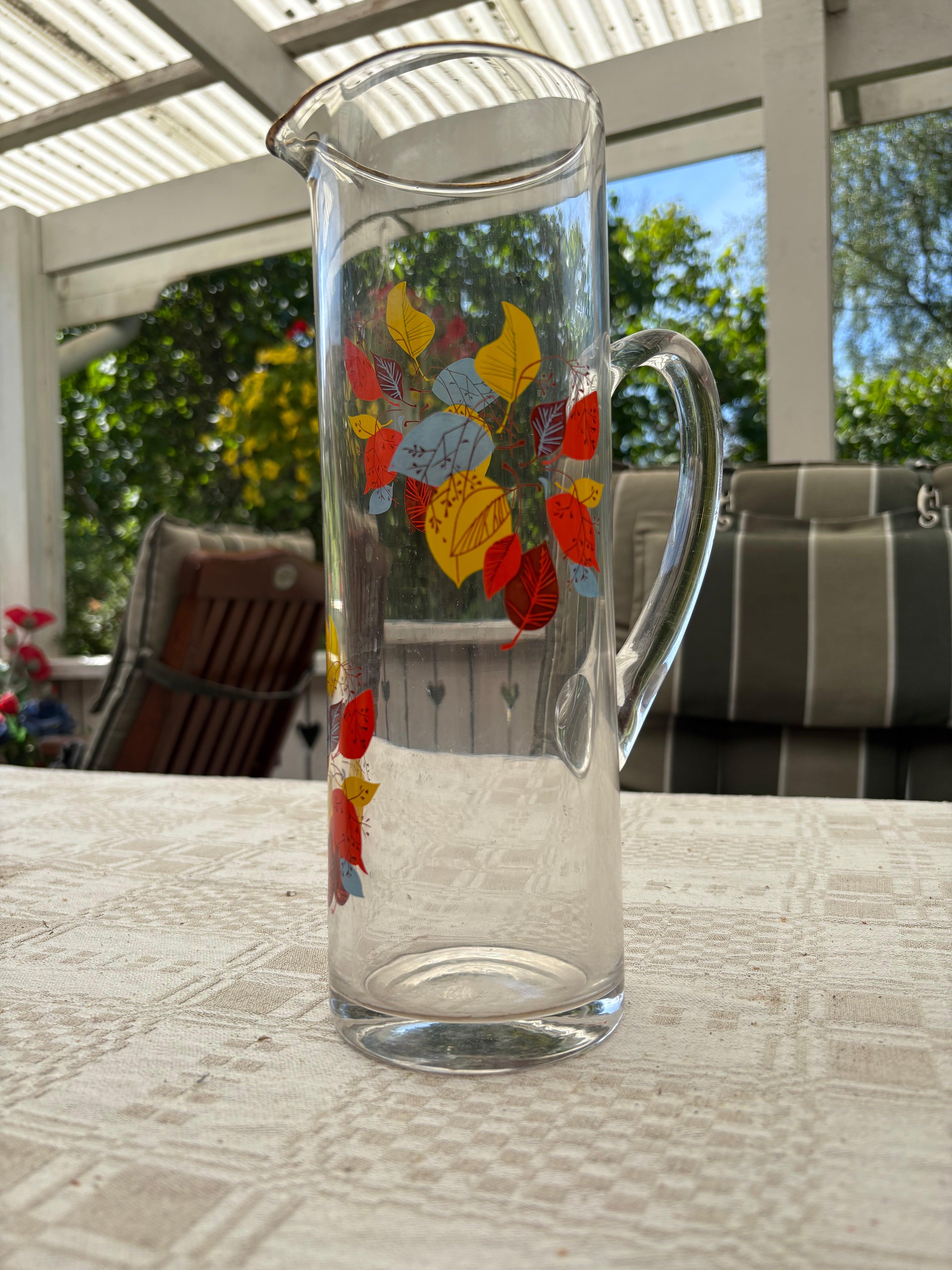 Hög smal tillbringare i glas 1950 tal vackert dekorerad.