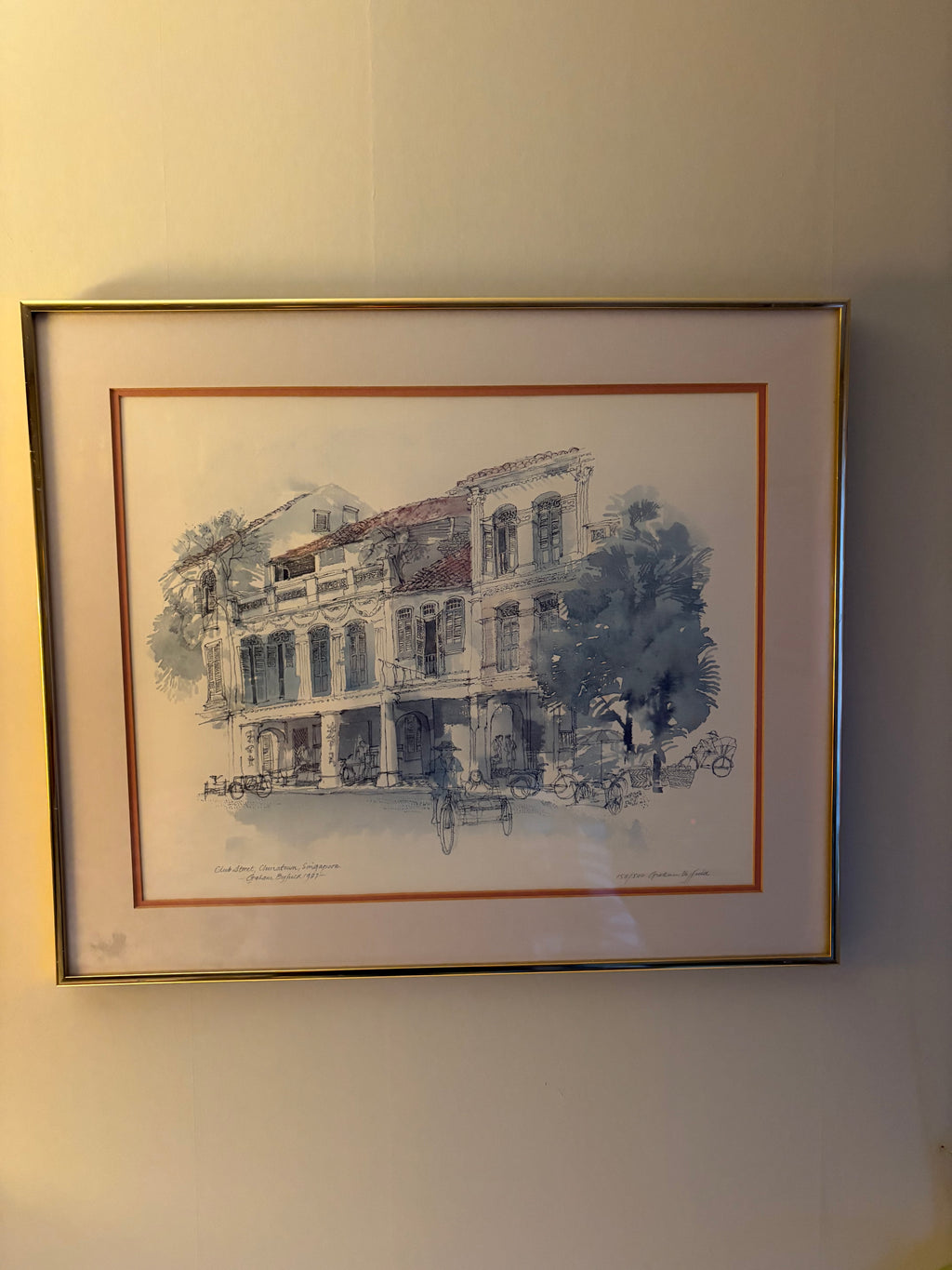 Vacker retro litografi utav konstnären Graham Byfield. Club street Chinatown in Singapore 1987, Nr 158/500.