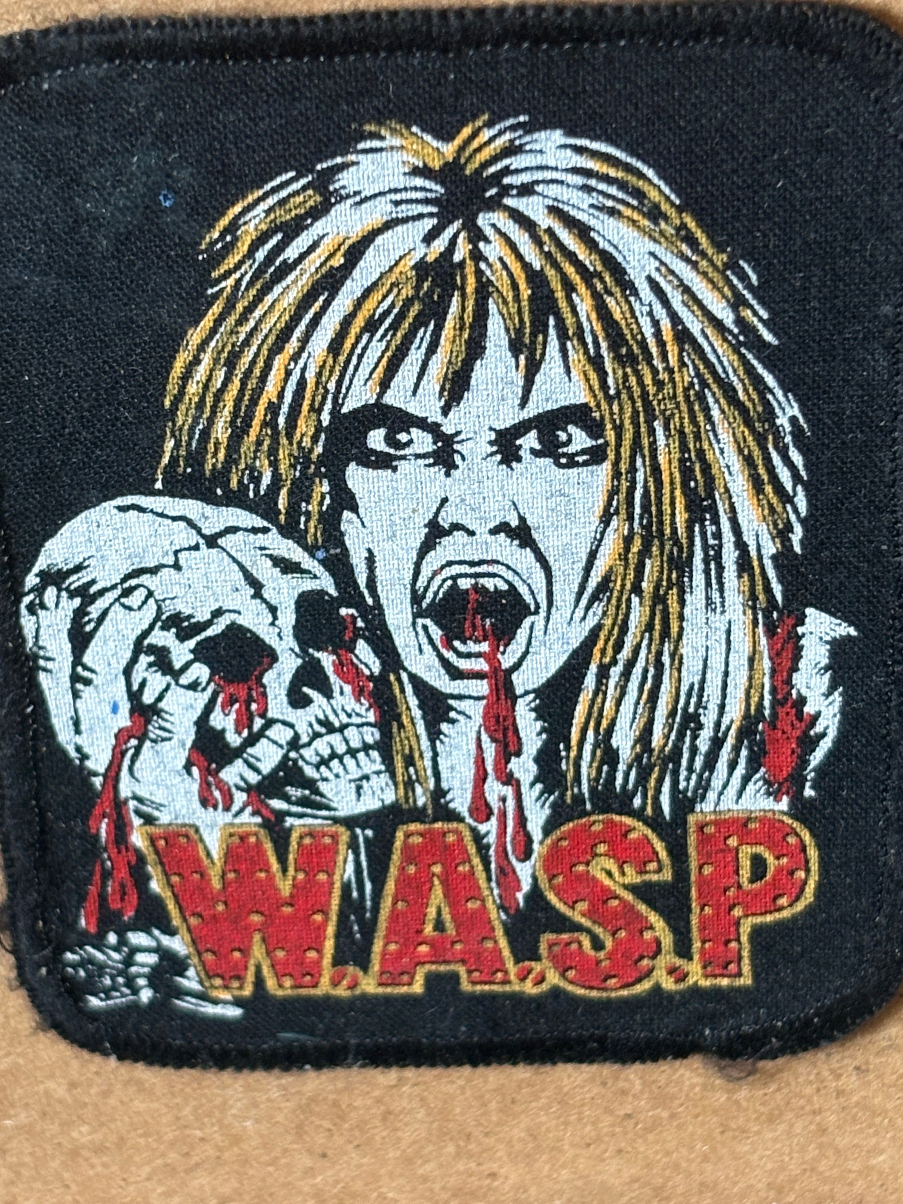 Ett fint vintage original patch märke i tyg på rockgruppen WASP i nyskick.