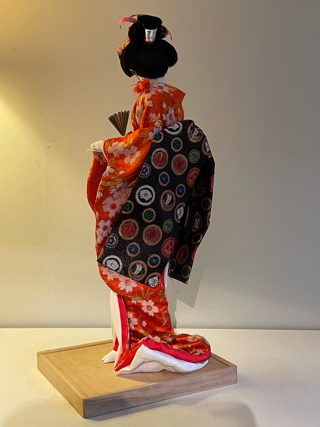 Vacker Geisha docka med autentisk kulturell kimono i nyskick.