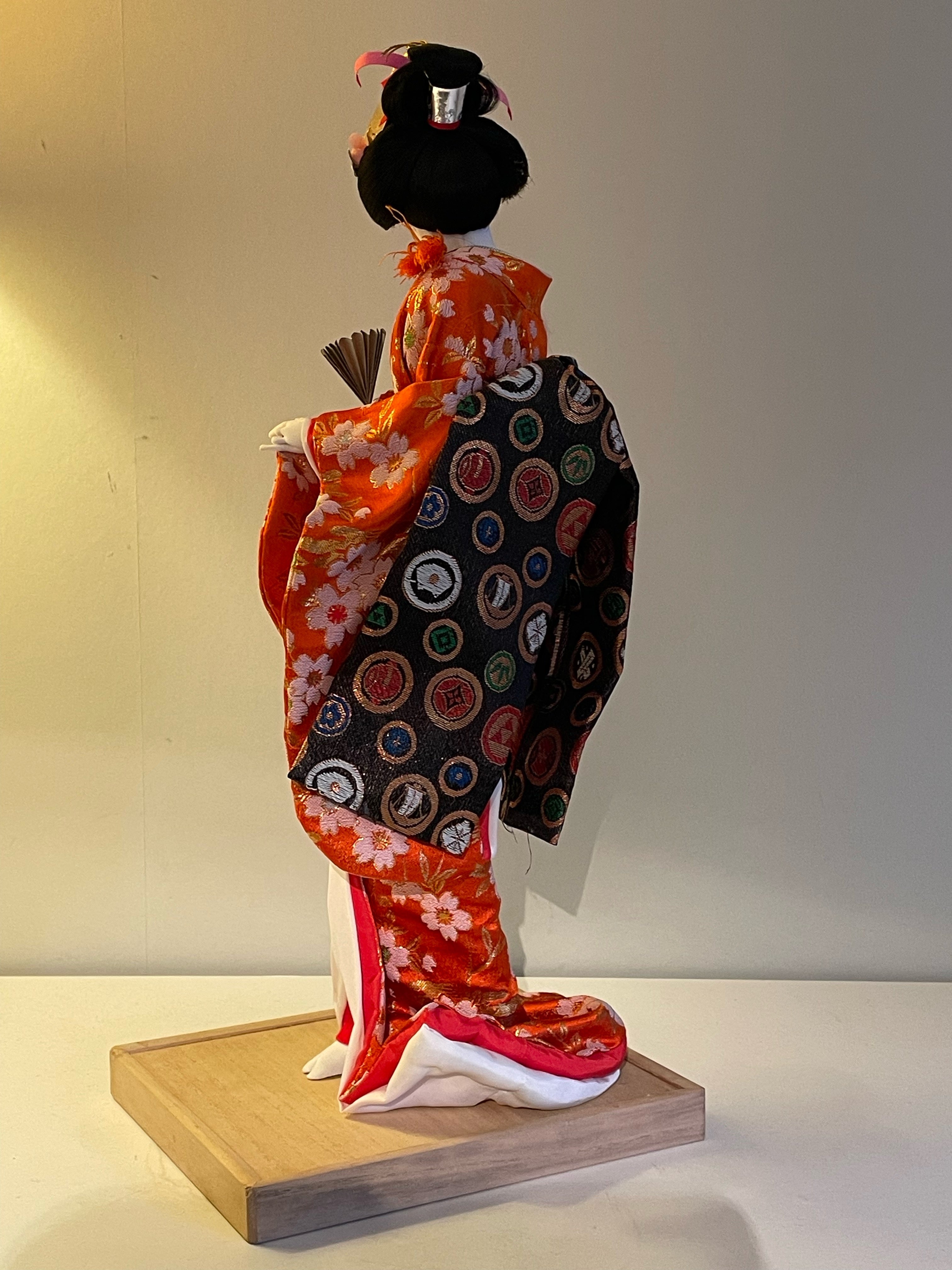 Vacker Geisha docka med autentisk kulturell kimono i nyskick.