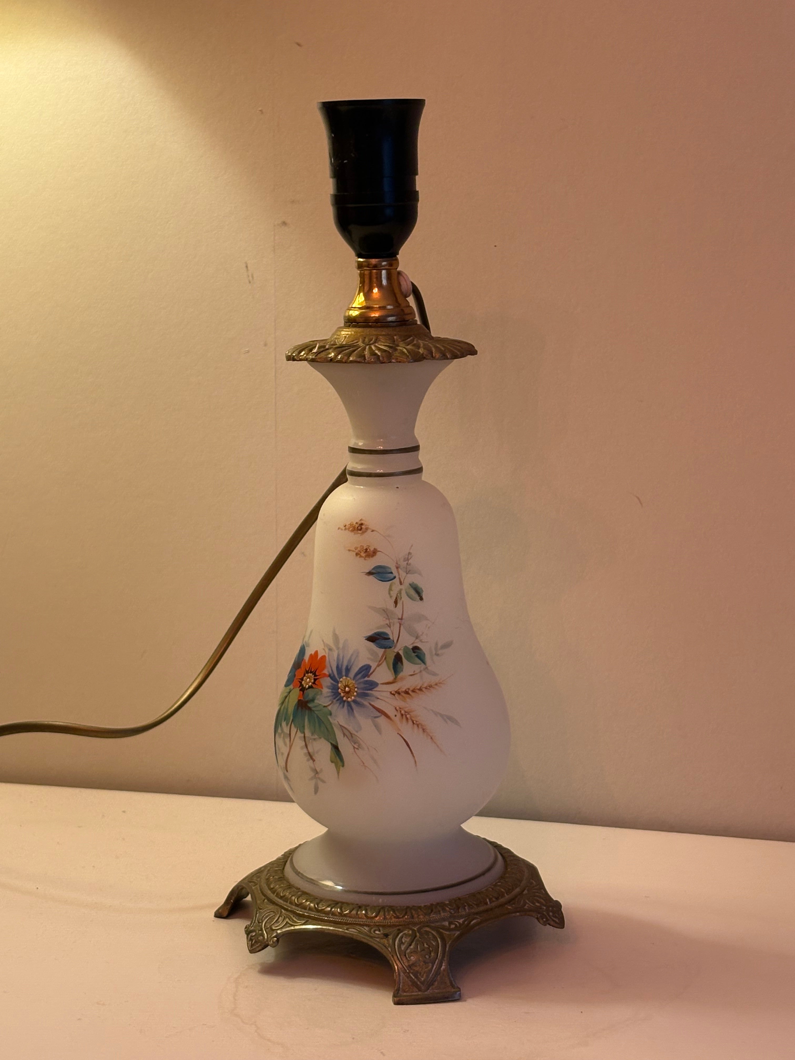 Vacker antik bordslampa i porslin med fot i koppar alt brons i mycket fint skick.