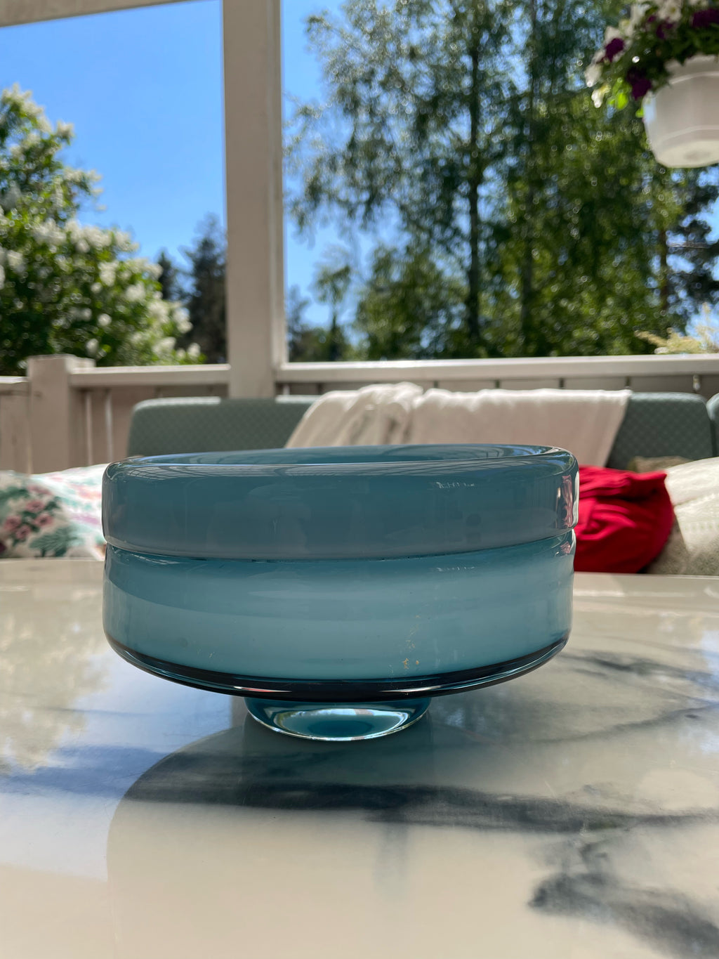 Stor vacker skål i blått glas, i mycket fint skick.