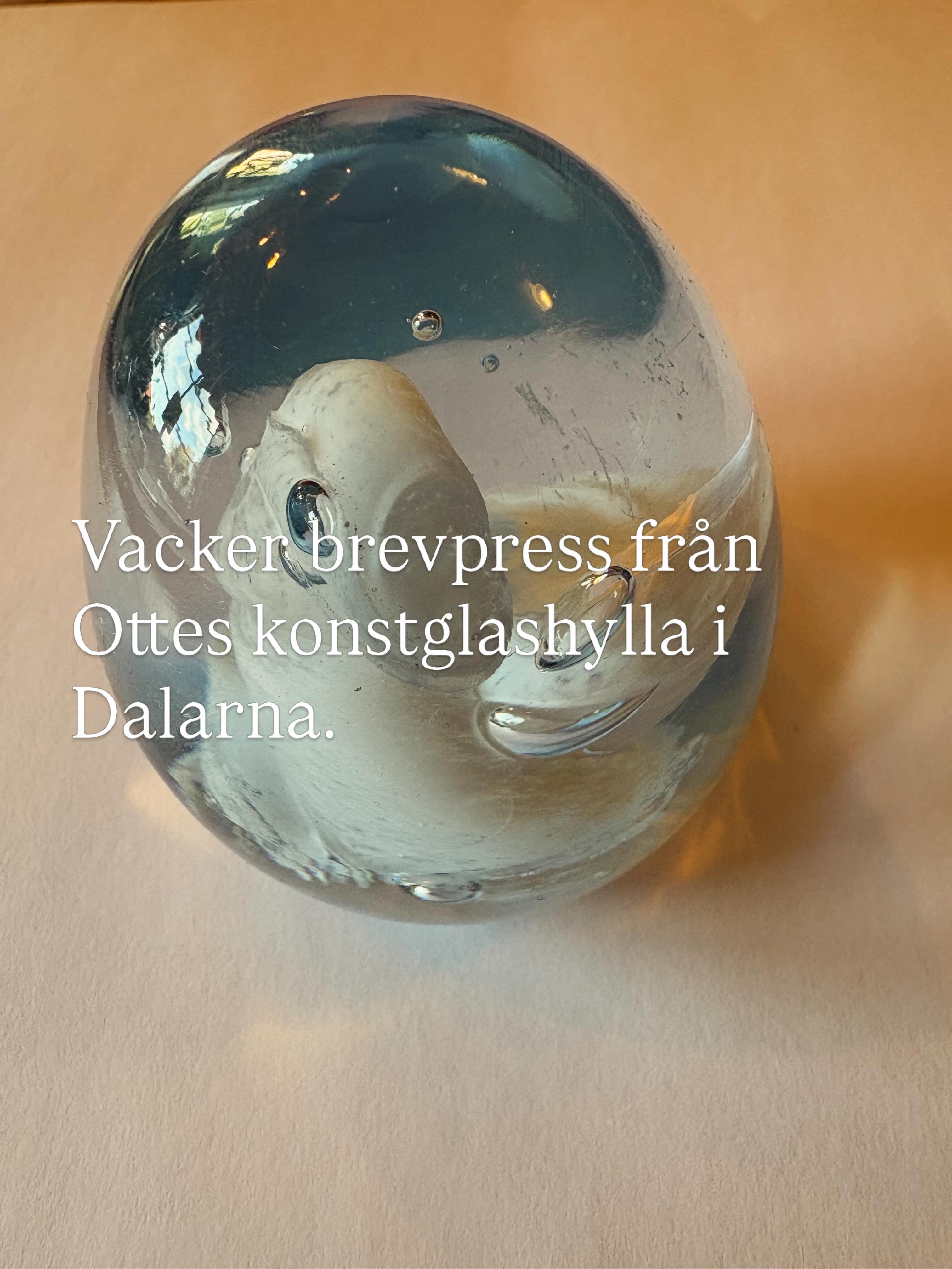 Vacker brevpress från Ottes konstglashytta i Dalarna.