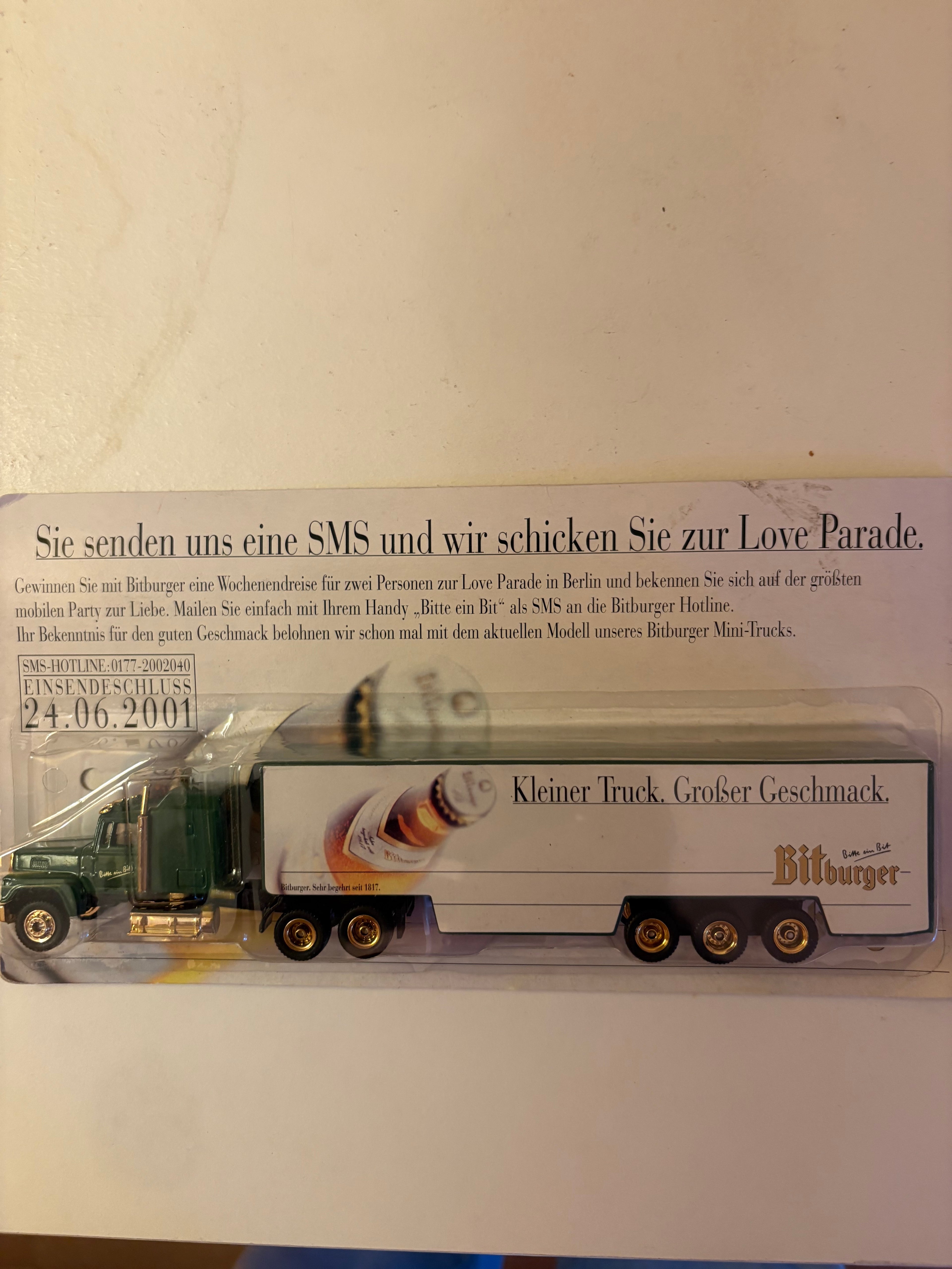 Öl lastbil, leksakslastbil Kleiner Truck Grofser Geschmack ” Bitburger” i förpackning.