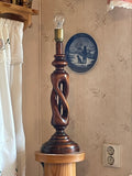 Fin vintage bordslampa i trä i komplicerad form i nyskick.