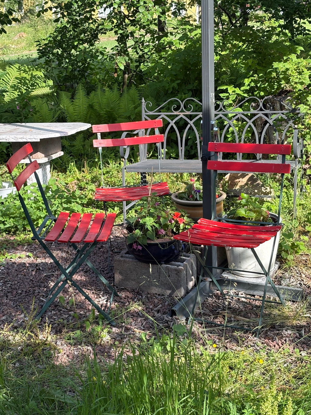Tre st klassiska vintage Fermob Bistro stolar i klassisk Fransk Cafe känsla.