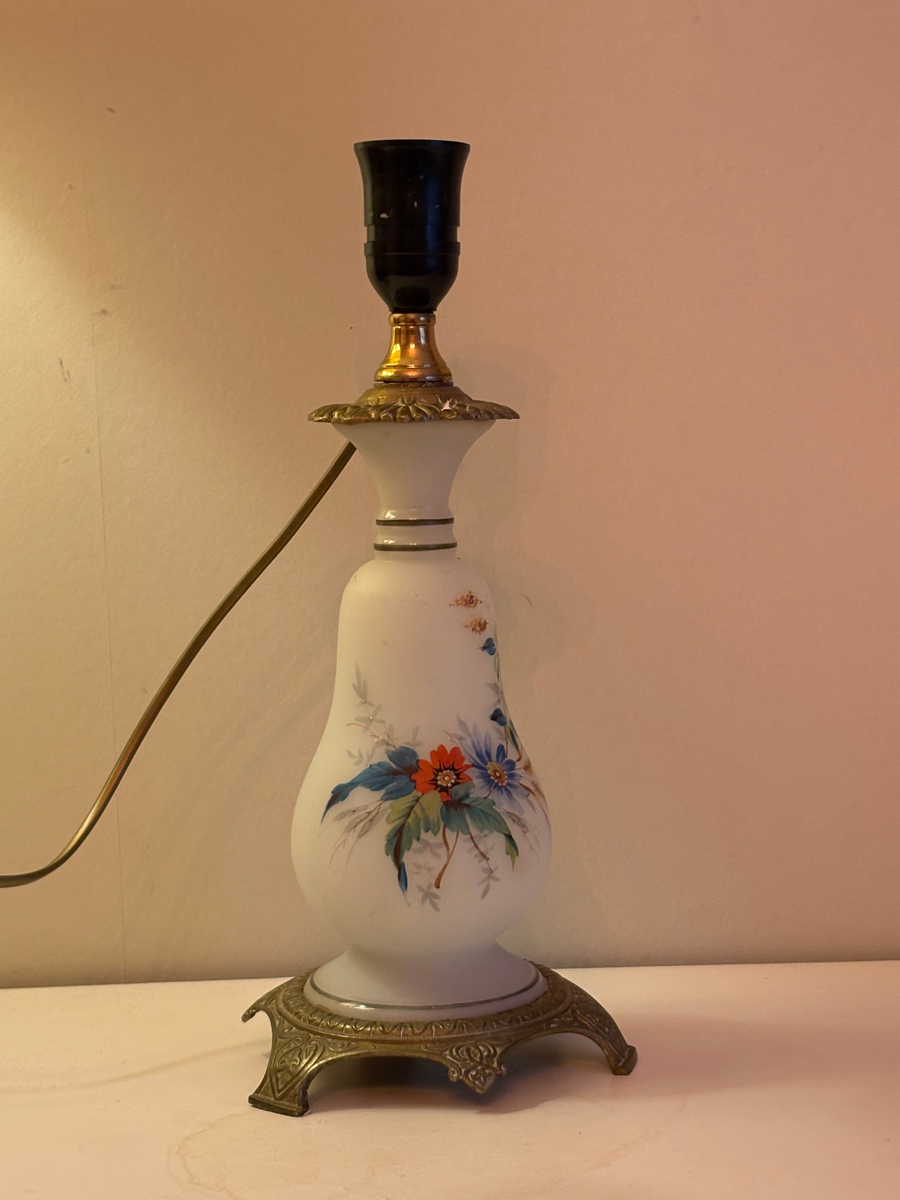 Vacker antik bordslampa i porslin med fot i koppar alt brons i mycket fint skick.