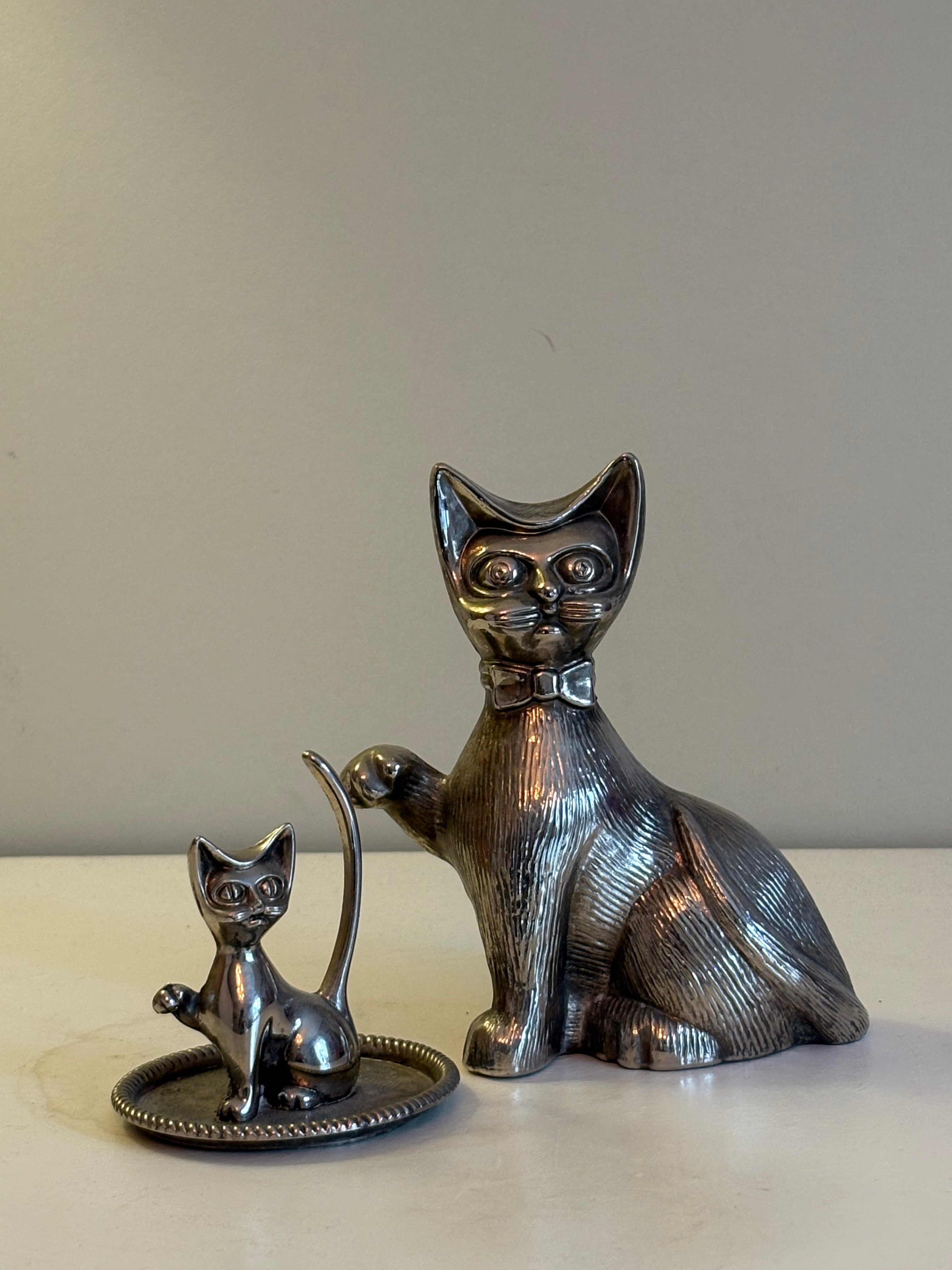 Katter och hundar i porslin.