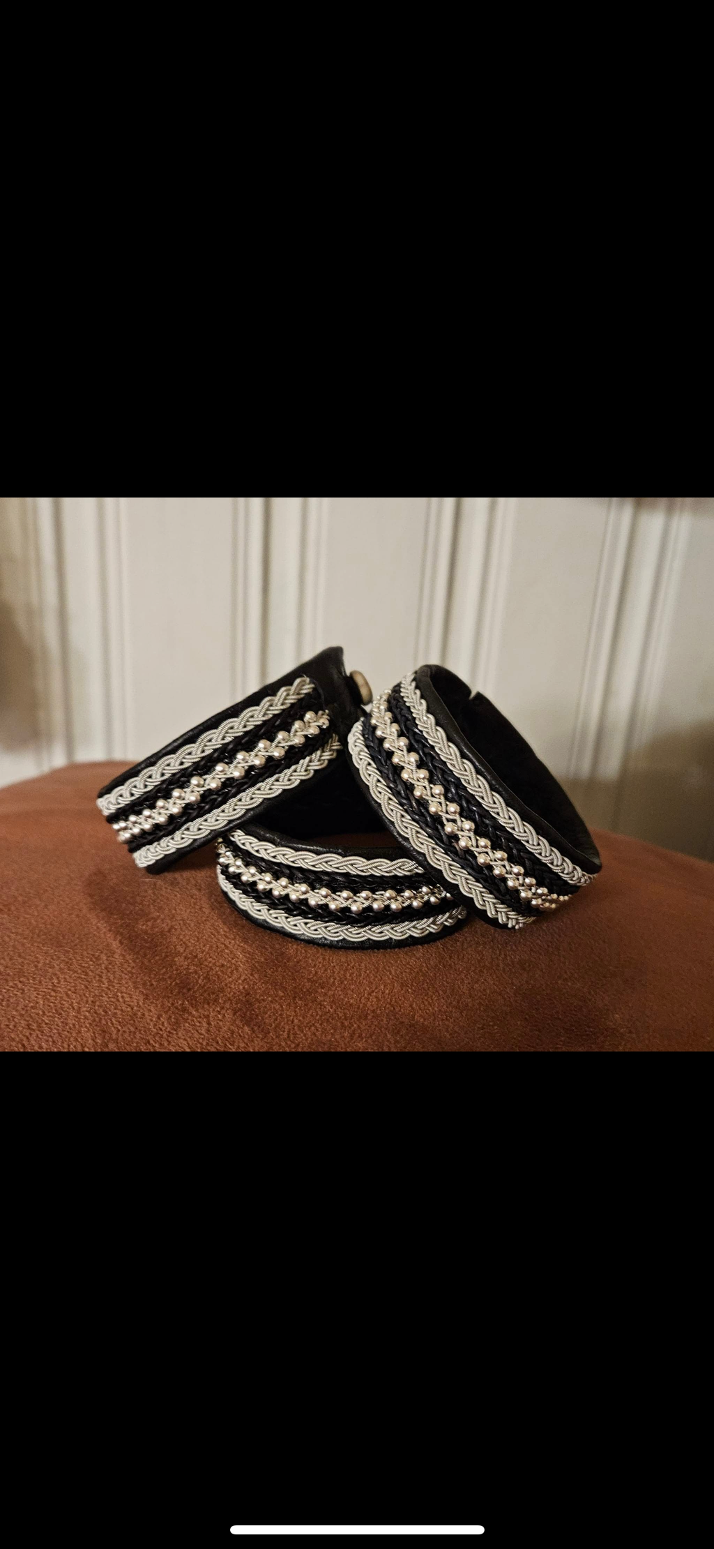 Vackra breda exklusiva handgjorda läder armband.