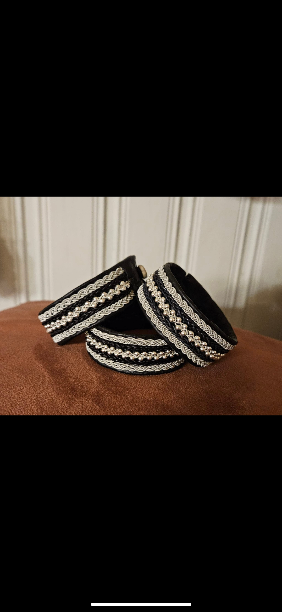 Vackra breda exklusiva handgjorda läder armband.
