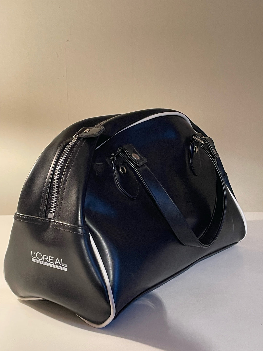 Snygg duffelbag i äkta skinn från L’OREAL i nyskick.
