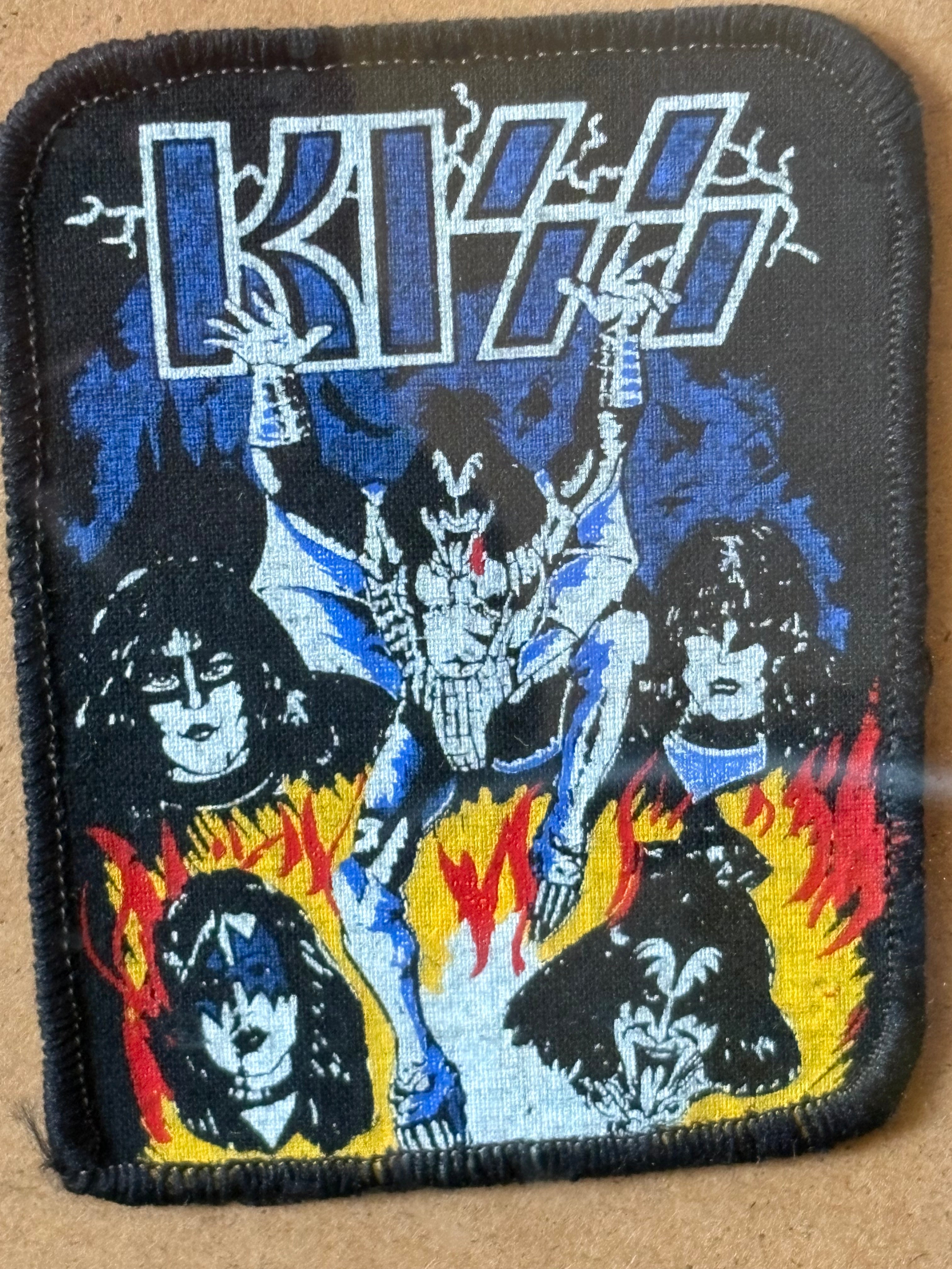 Ett fint vintage original patch märke i tyg av rockgruppen KISS.