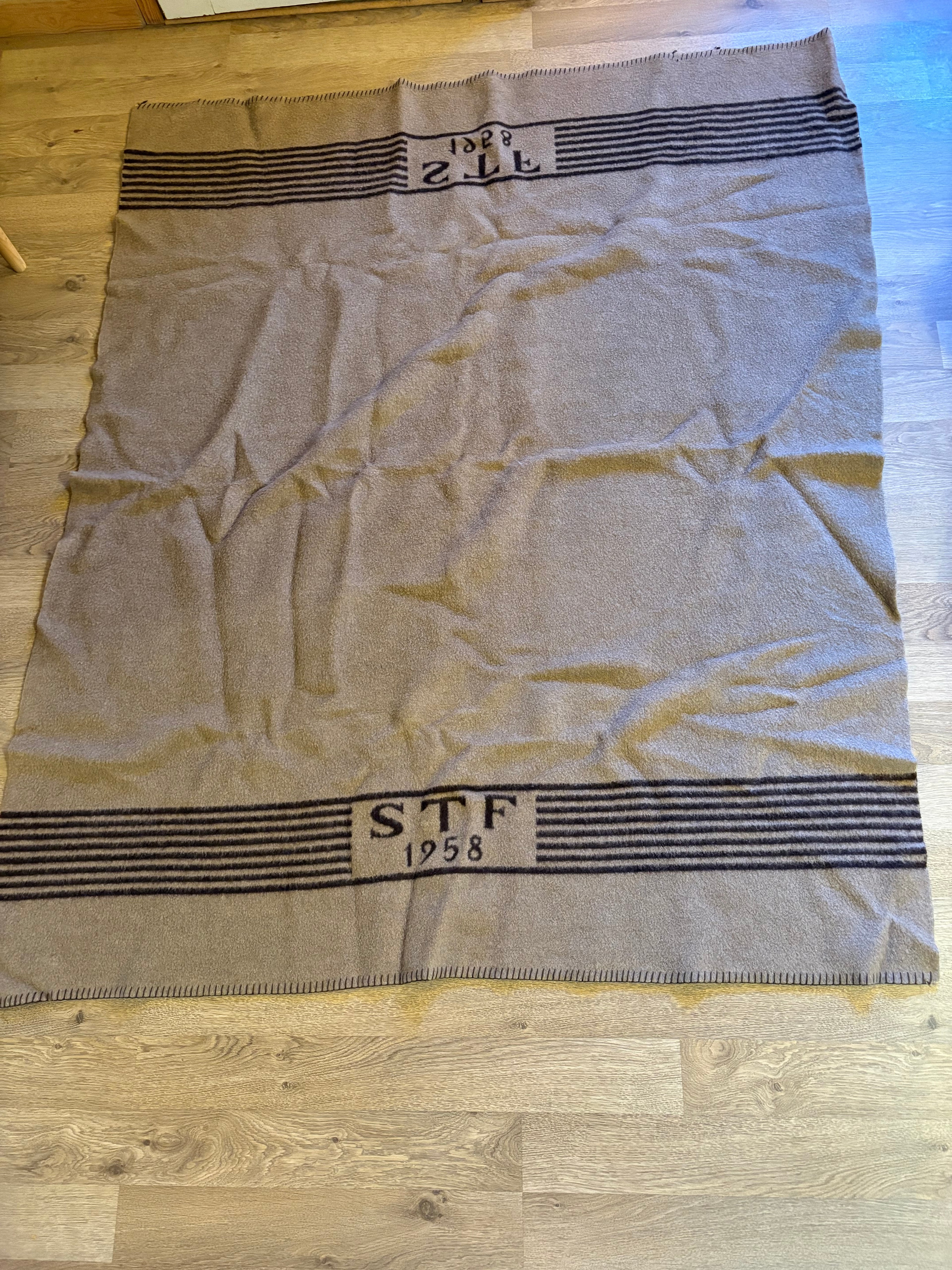 Vacker underbar, skön ullpläd i mycket fint skick,                  142 cm x 176 cm.
