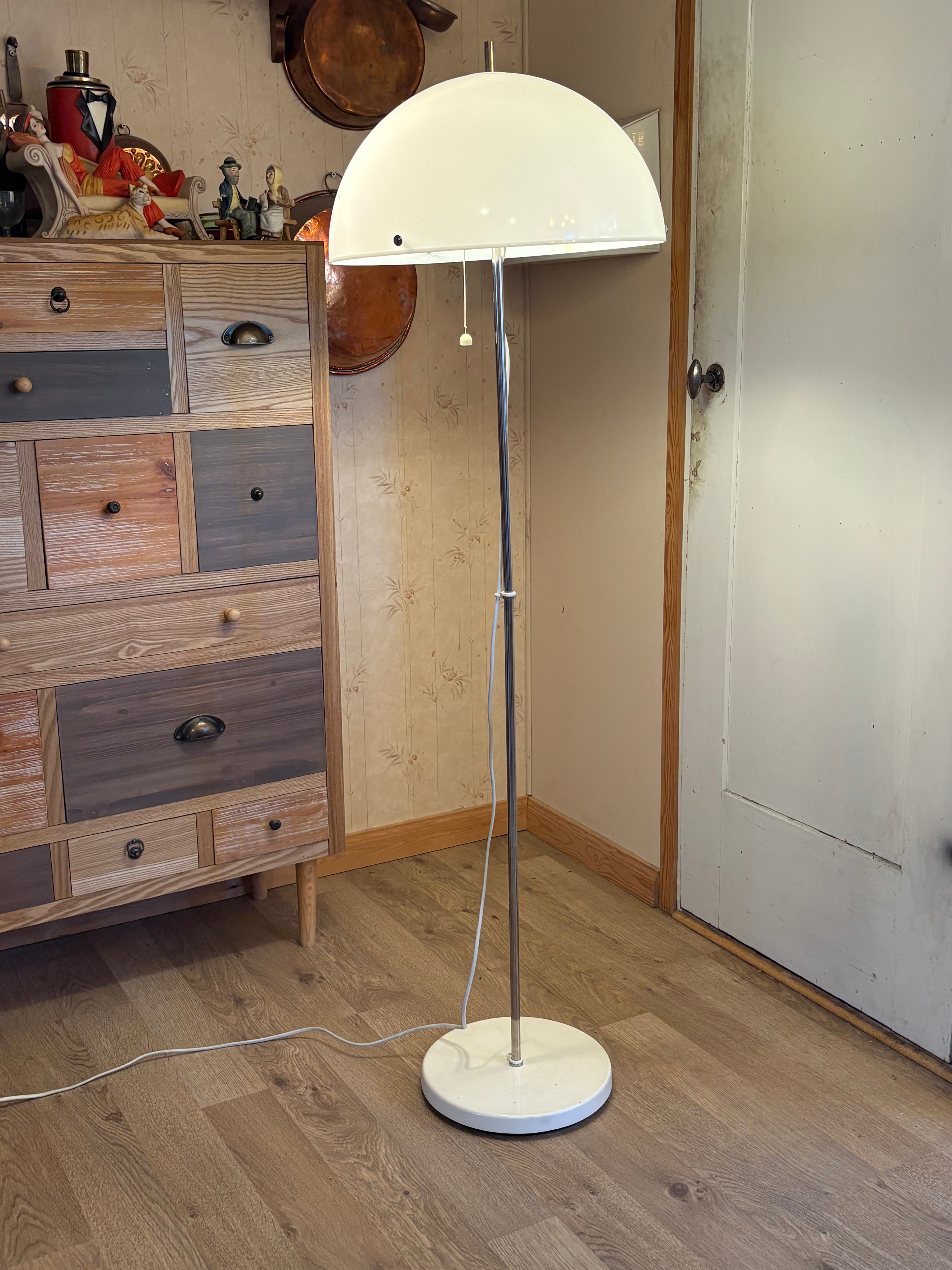 Snygga fina vintage golvlampan från Fagerhults 1960 tal med den vita plast kupolen.