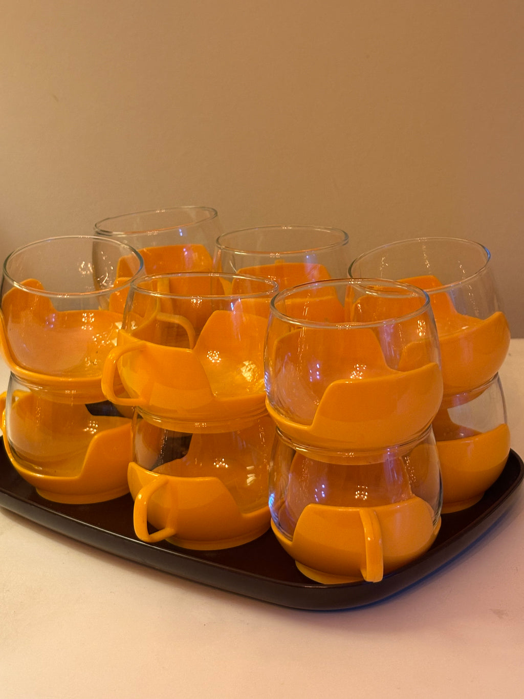 12 st klassiska vintage glas med plasthållare 1960/70 tal i nyskick.