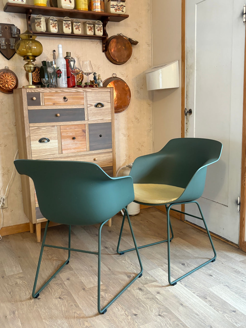 Två st vackra praktiska stolar från PAX design materia designade utav Fredrik Mattsson i nyskick.