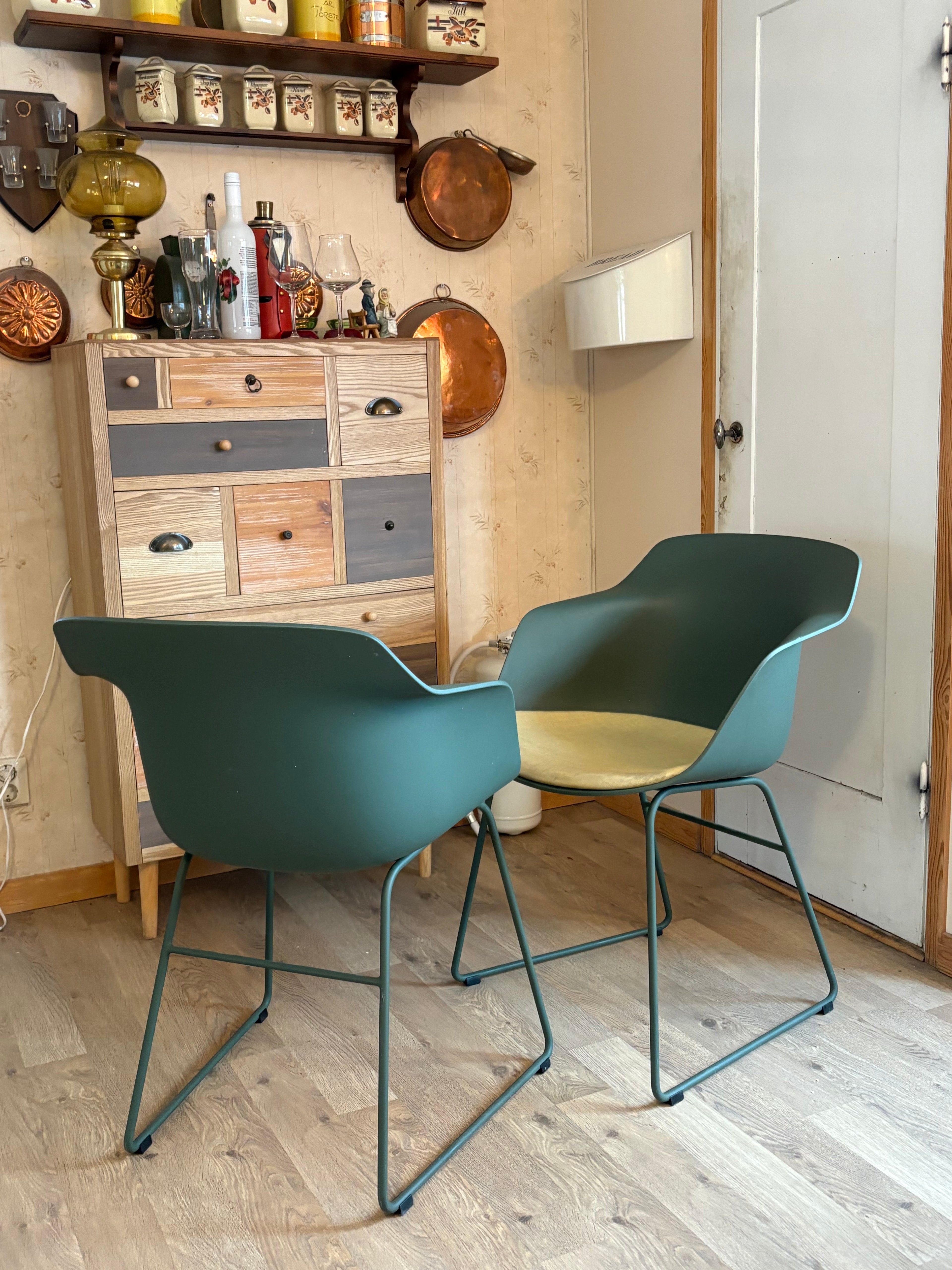 Två st vackra praktiska stolar från PAX design materia designade utav Fredrik Mattsson i nyskick.