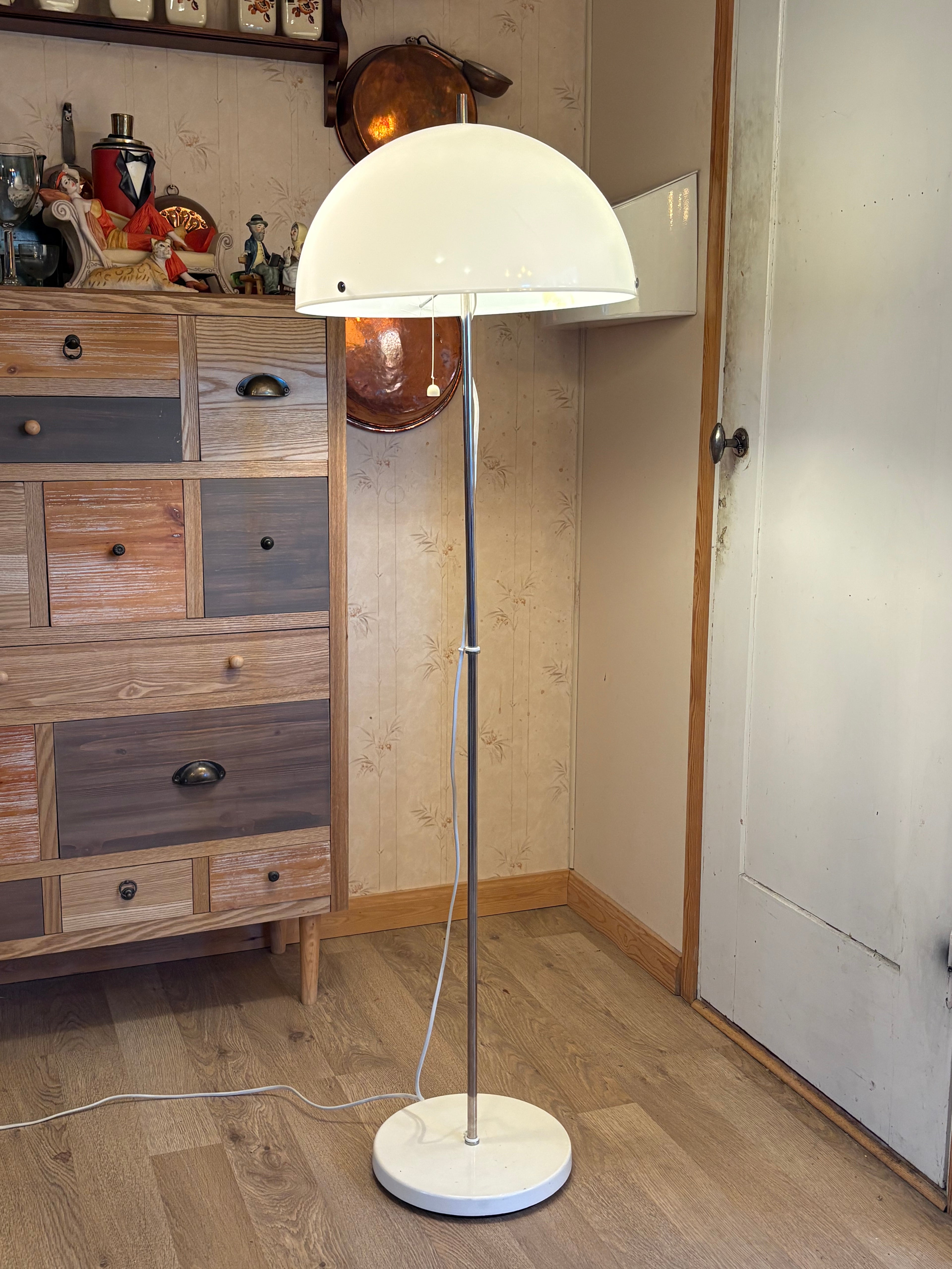 Snygga fina vintage golvlampan från Fagerhults 1960 tal med den vita plast kupolen.