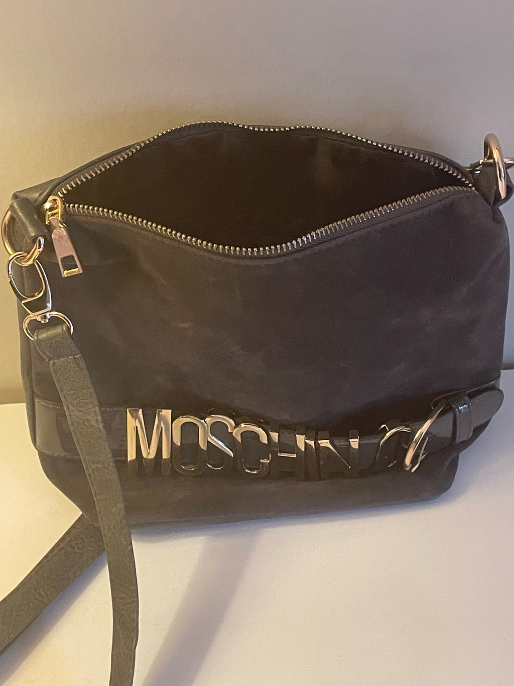 Vacker chick damhandväska i skinn från Moschino i fint skick.