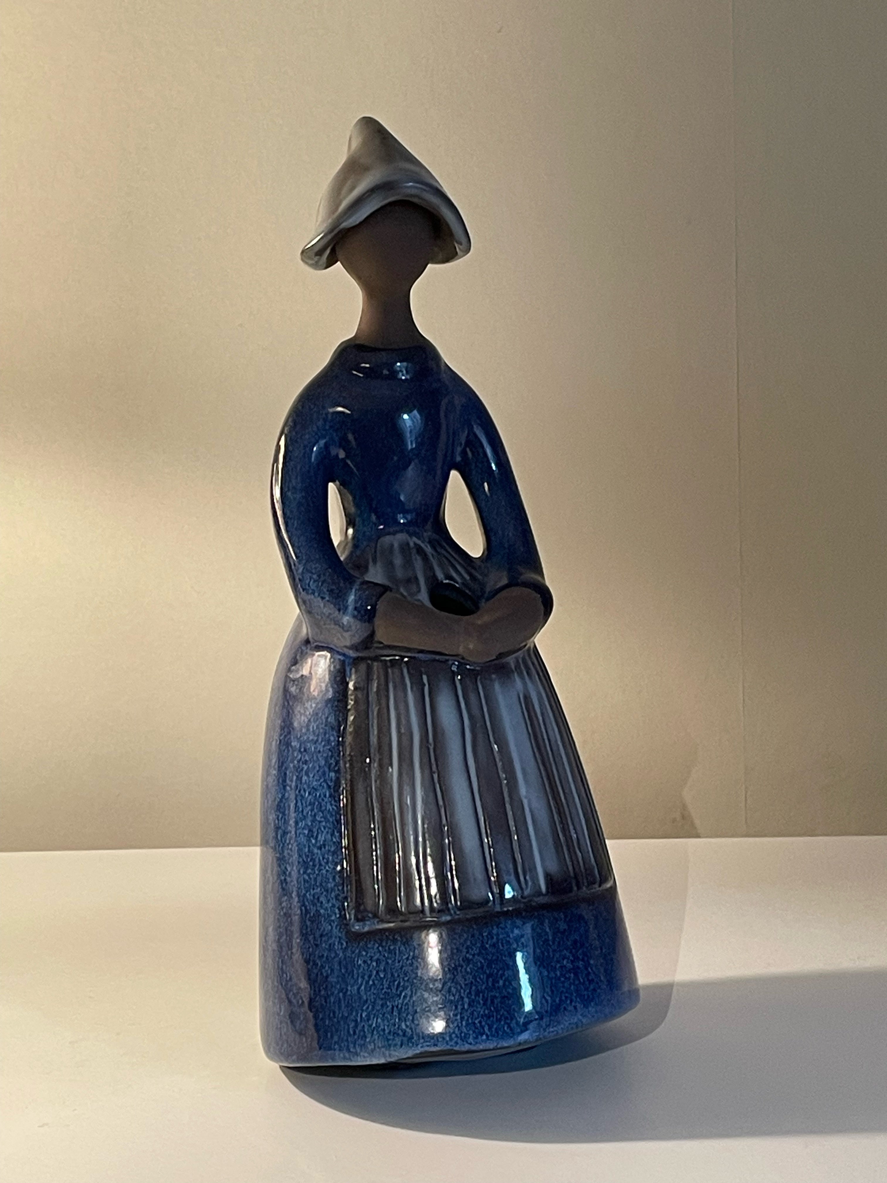 Vintage keramik figurin, en kvinna med blomster i famnen i nyskick.