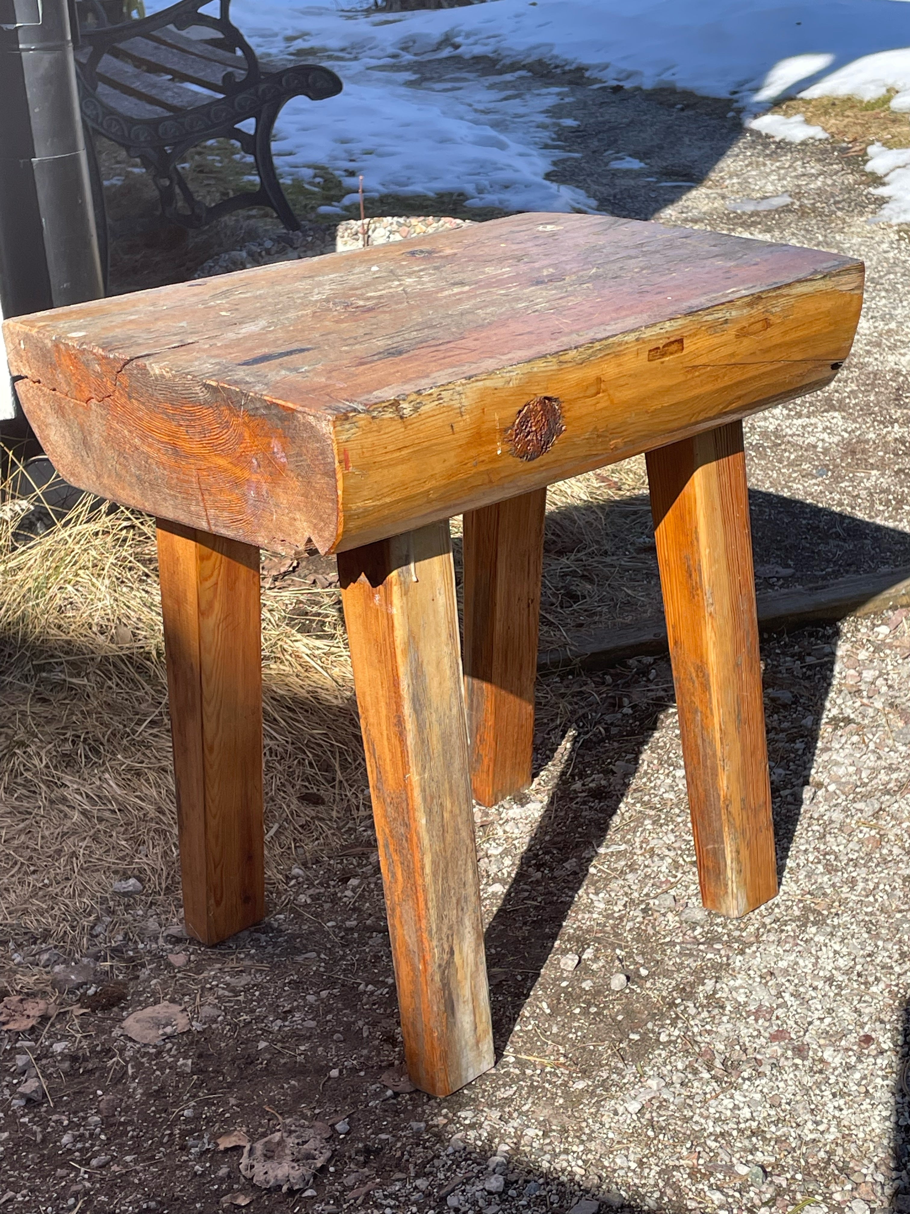 Stor rejäl antik träpall i fint skick med massor utav patina.