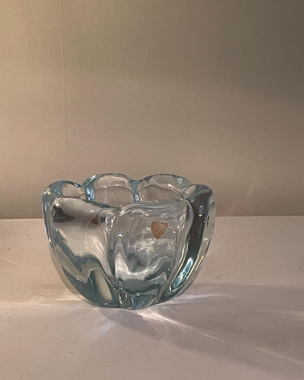 Vacker vintage glasskål från Johansfors glasbruk, designad utav Bengt Orup i nyskick.
