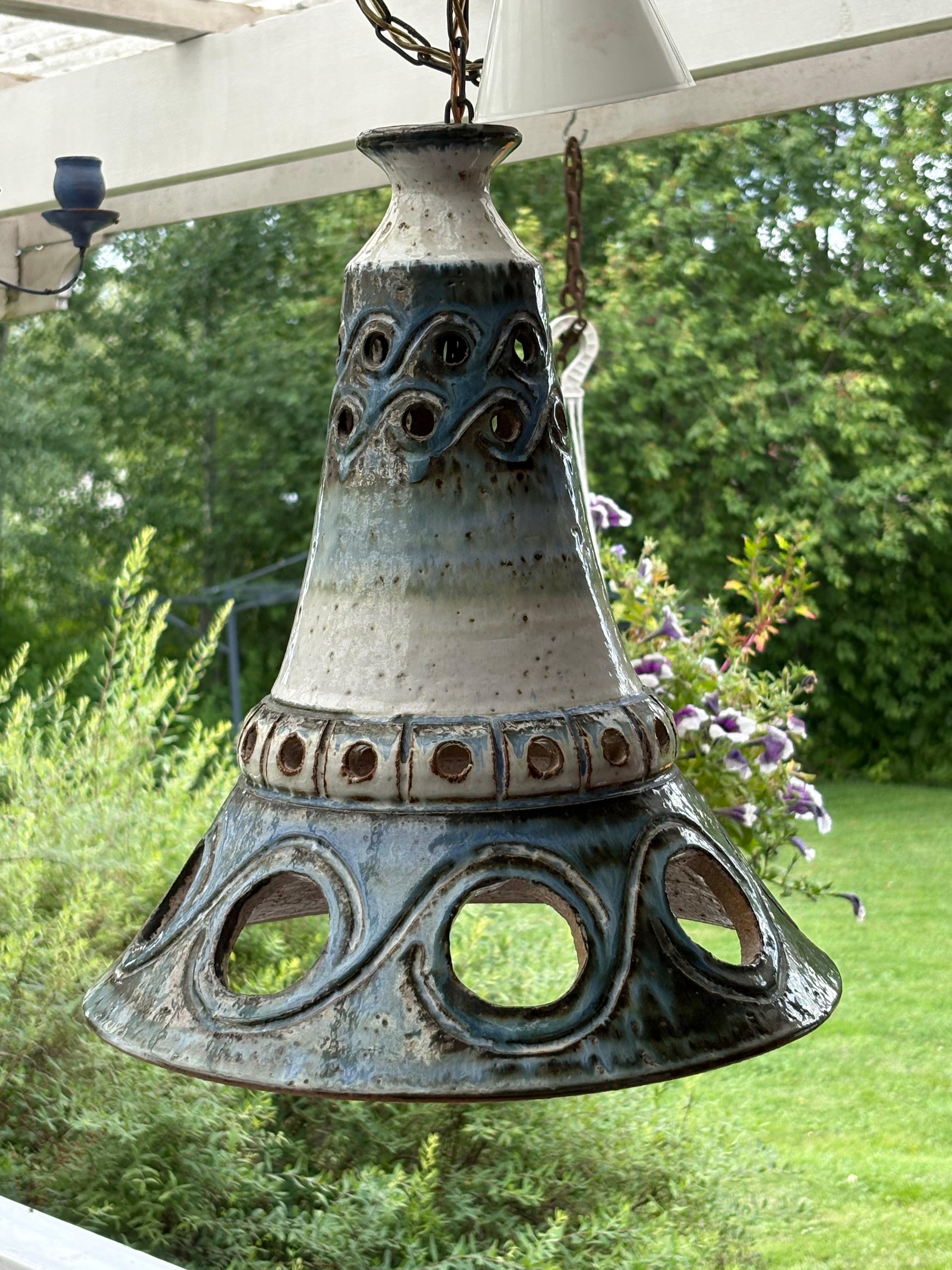 Vacker vintage taklampa i stengods alt keramik, 1960/70 tal. Designad utav Bodil Marie Nielsen / Danmark.