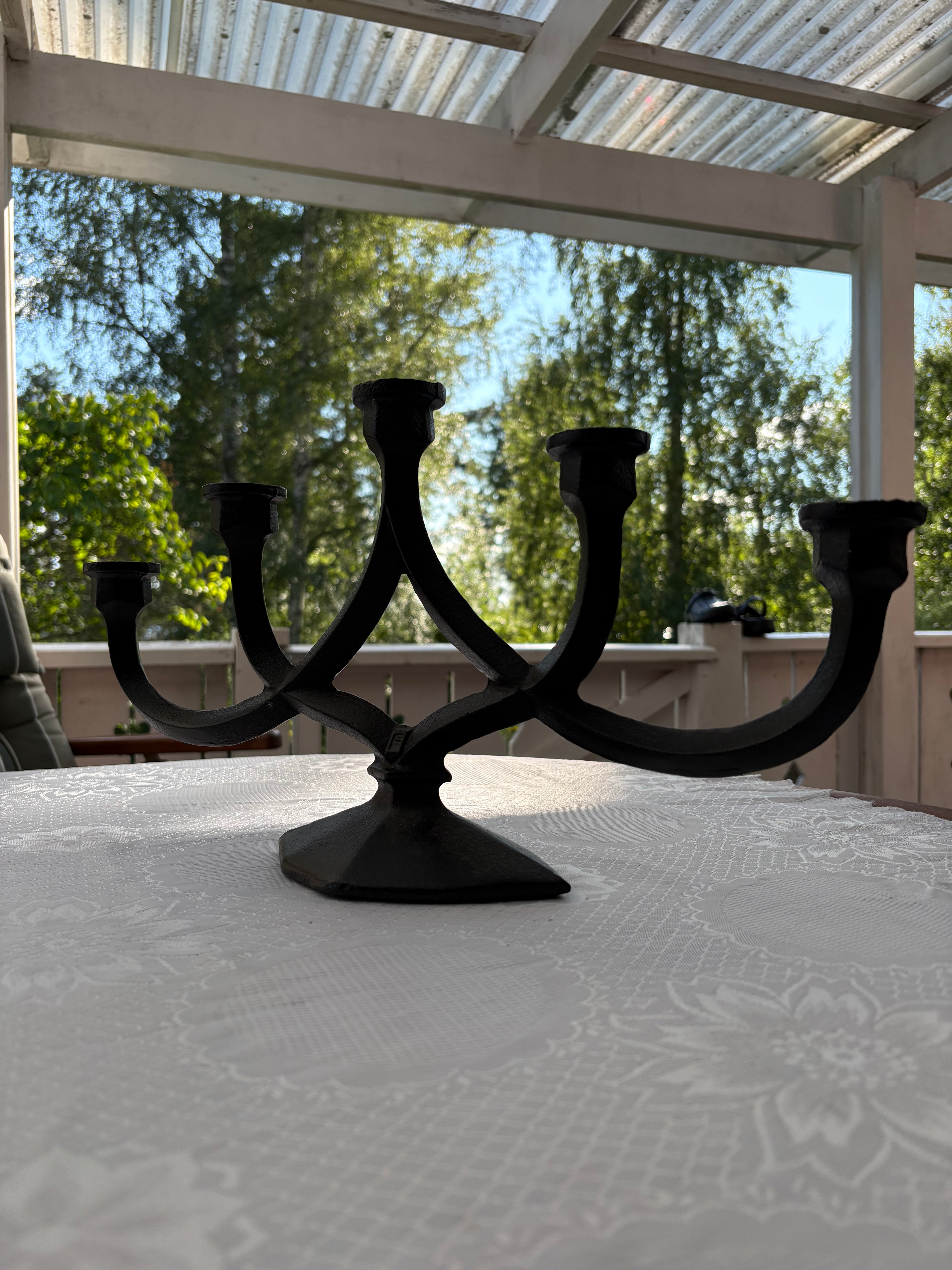Vacker vintage ljusstake i gjutjärn med fem st ljushållare 1950 tal.