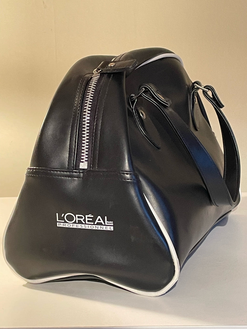 Snygg duffelbag i äkta skinn från L’OREAL i nyskick.