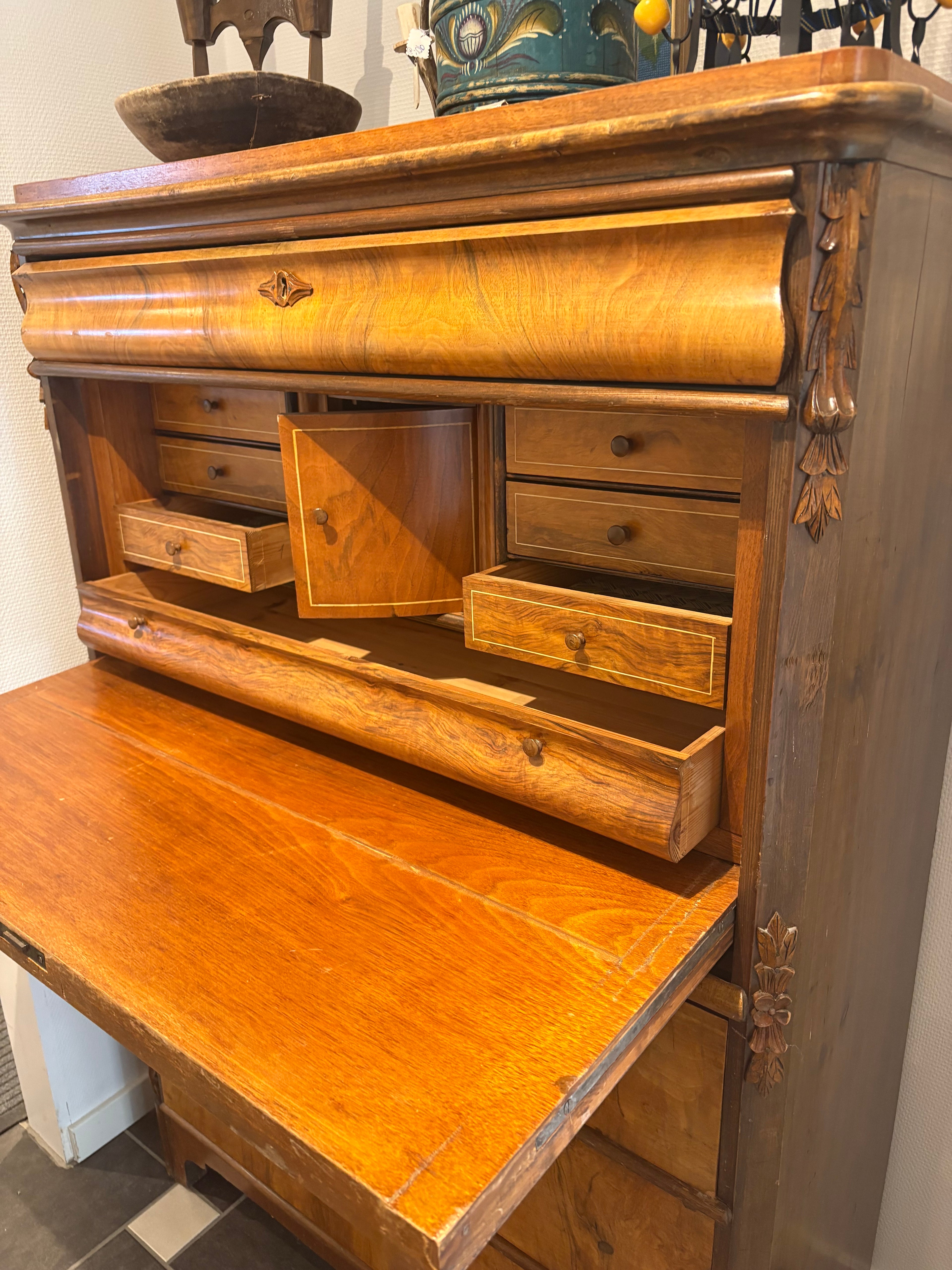 En liten vacker antik chiffonje med underbar patina.