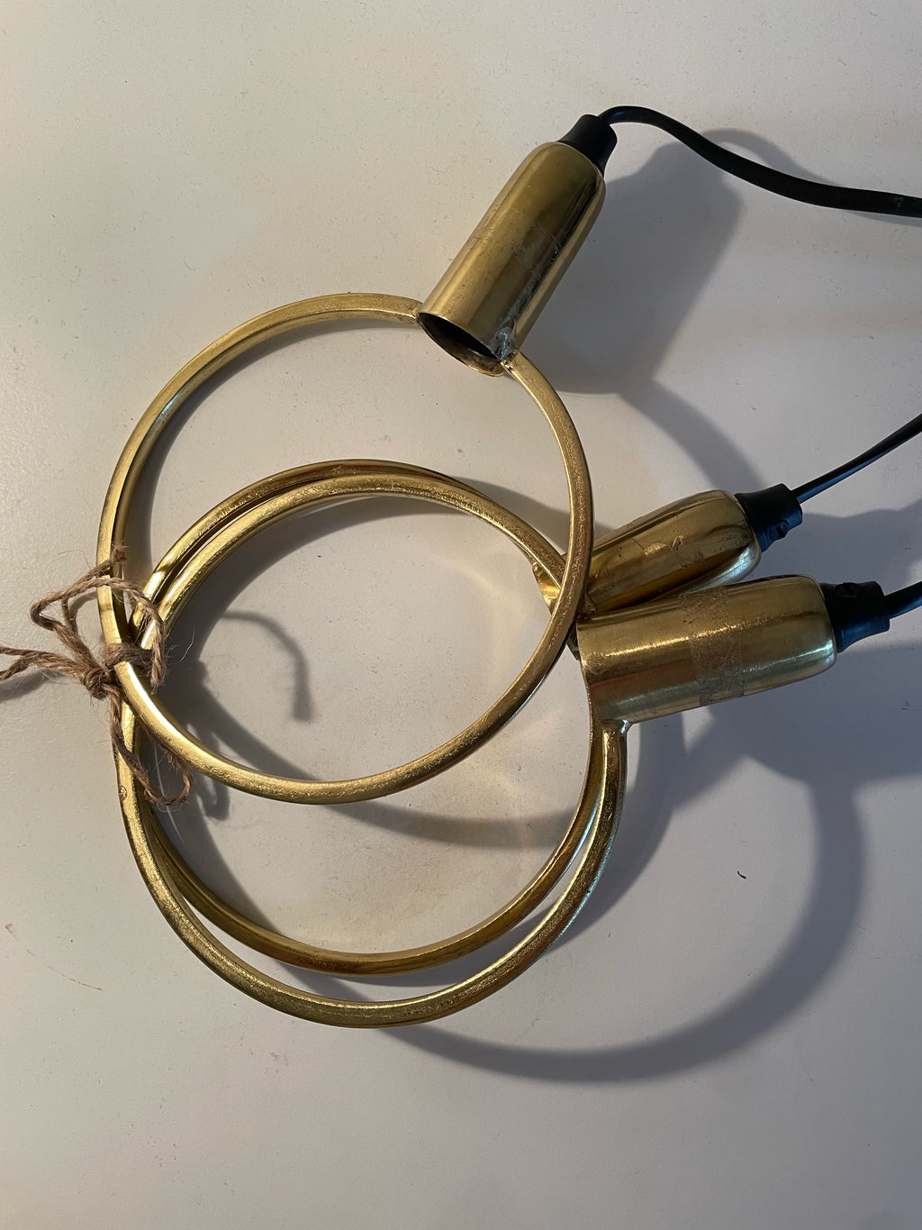 Tre st snygga fönsterlampor i mässing, lampan ” Circle” i fint skick.