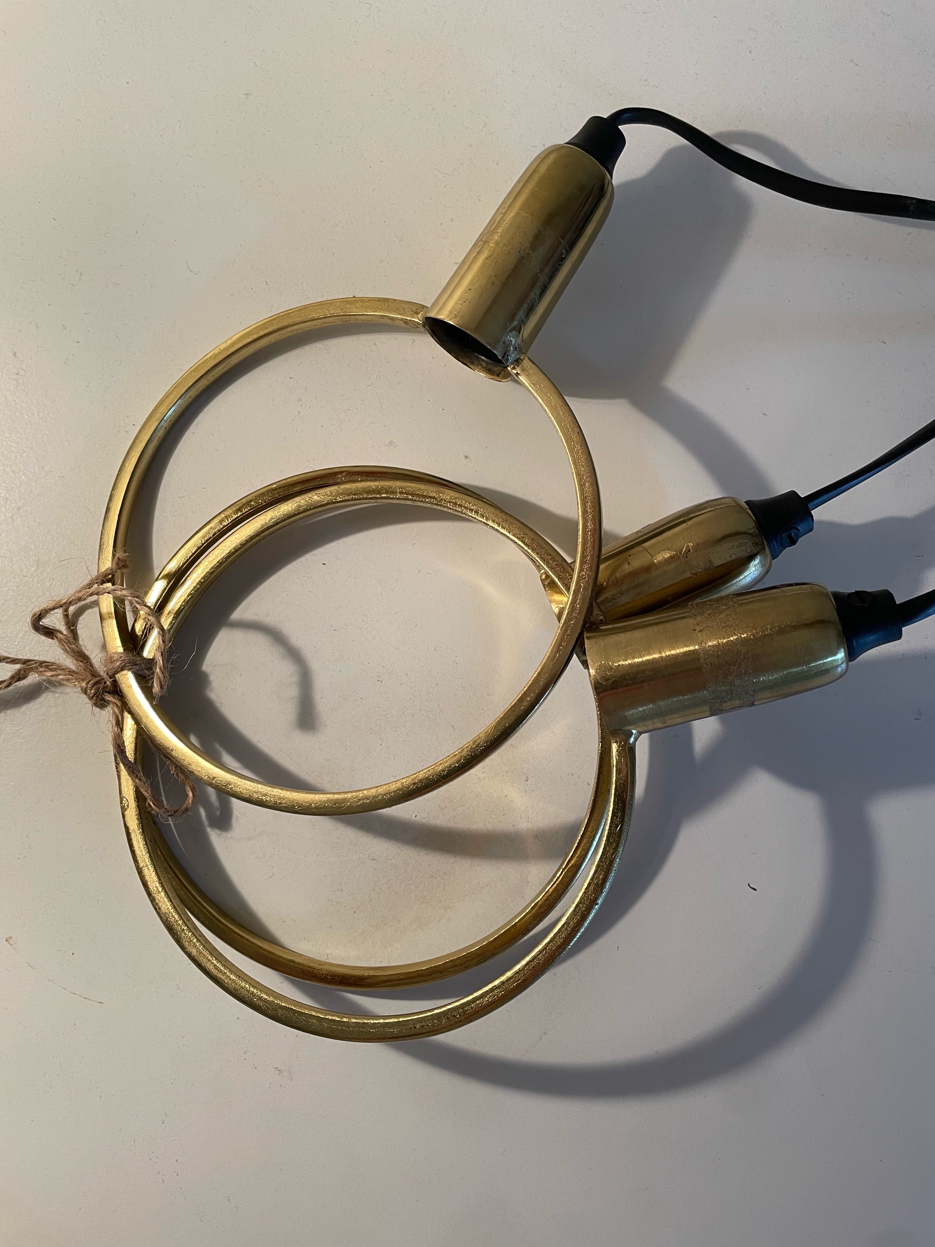 Tre st snygga fönsterlampor i mässing, lampan ” Circle” i fint skick.